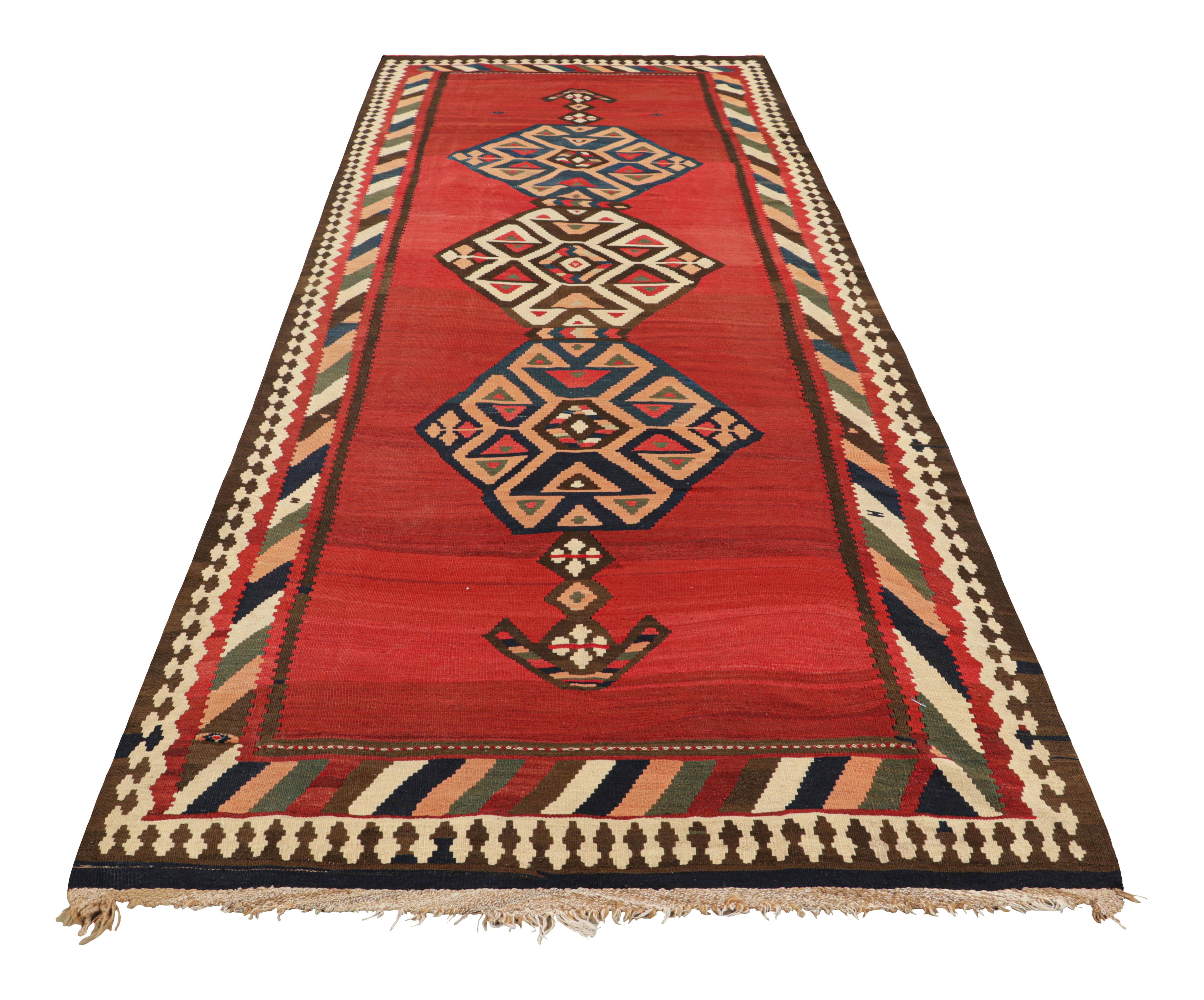 Vintage-Kelim-Läufer in Rot mit geometrischen Medaillons, von Rug & Kilim (Handgewebt) im Angebot