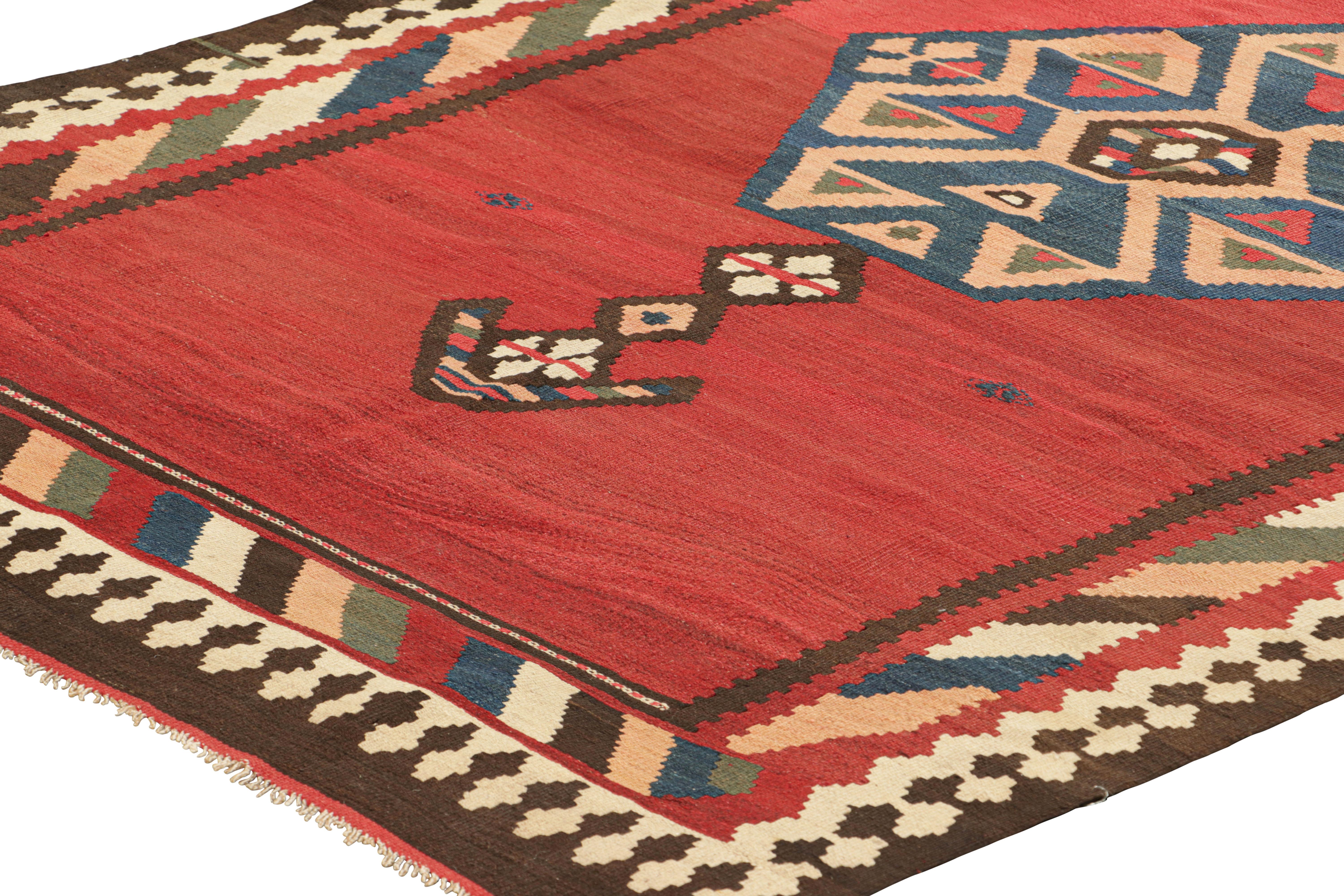 Vintage-Kelim-Läufer in Rot mit geometrischen Medaillons, von Rug & Kilim im Zustand „Gut“ im Angebot in Long Island City, NY