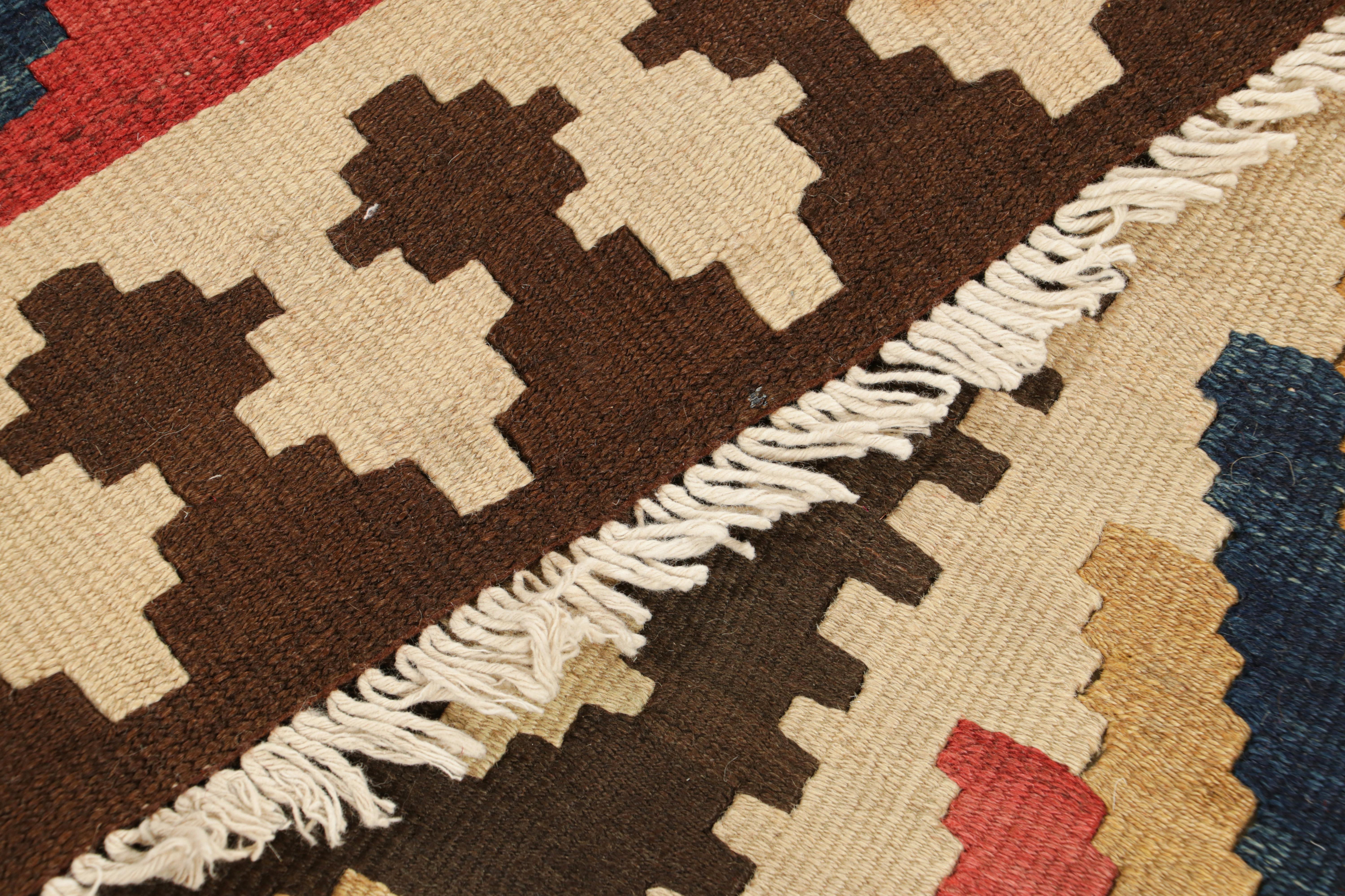 Metà XX secolo Runner Kilim vintage in rosso con medaglioni geometrici, da Rug & Kilim in vendita
