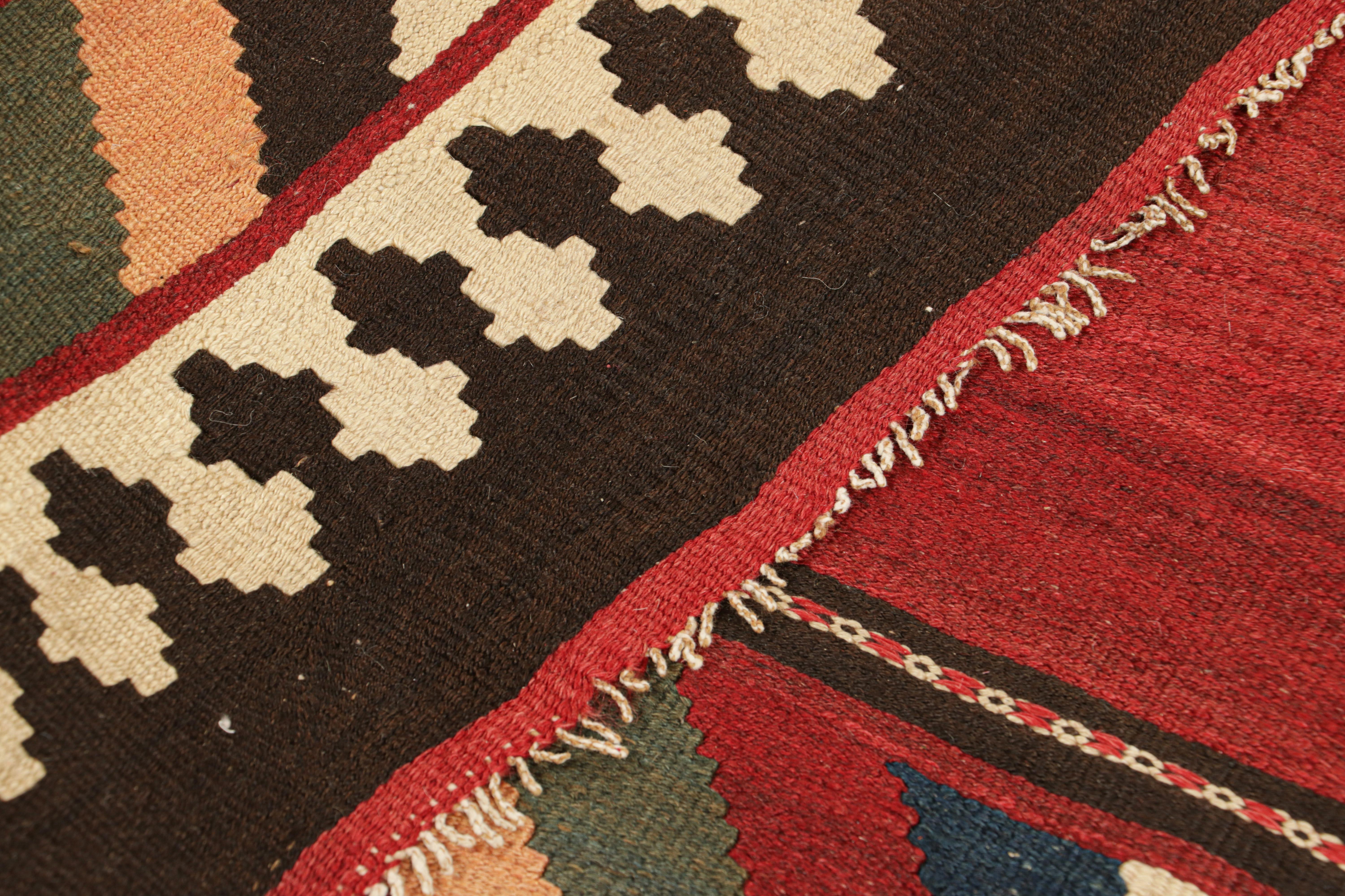 Vintage-Kelim-Läufer in Rot mit geometrischen Medaillons, von Rug & Kilim (Mitte des 20. Jahrhunderts) im Angebot