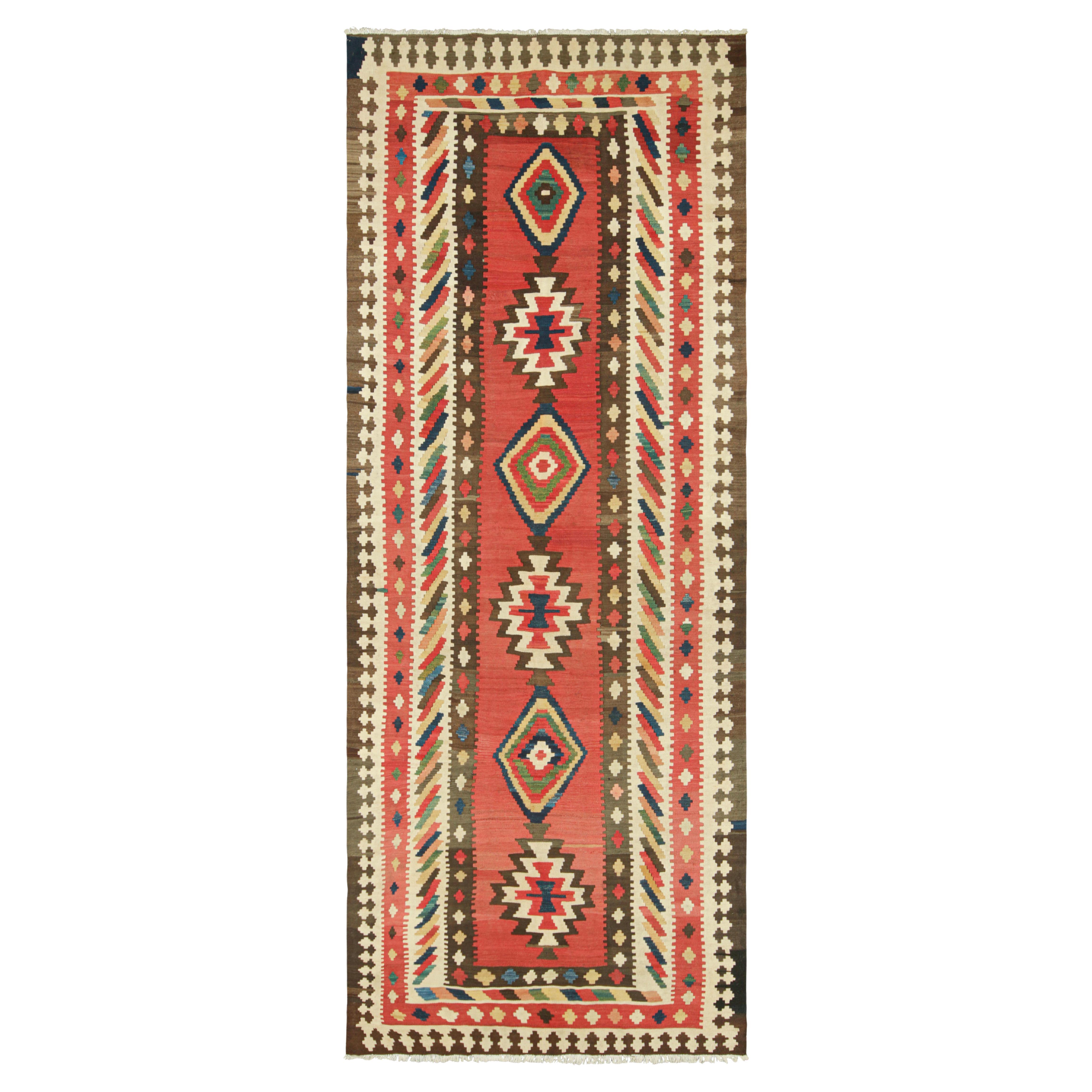 Tapis de course vintage en Kilim rouge avec médaillons géométriques, de Rug & Kilim