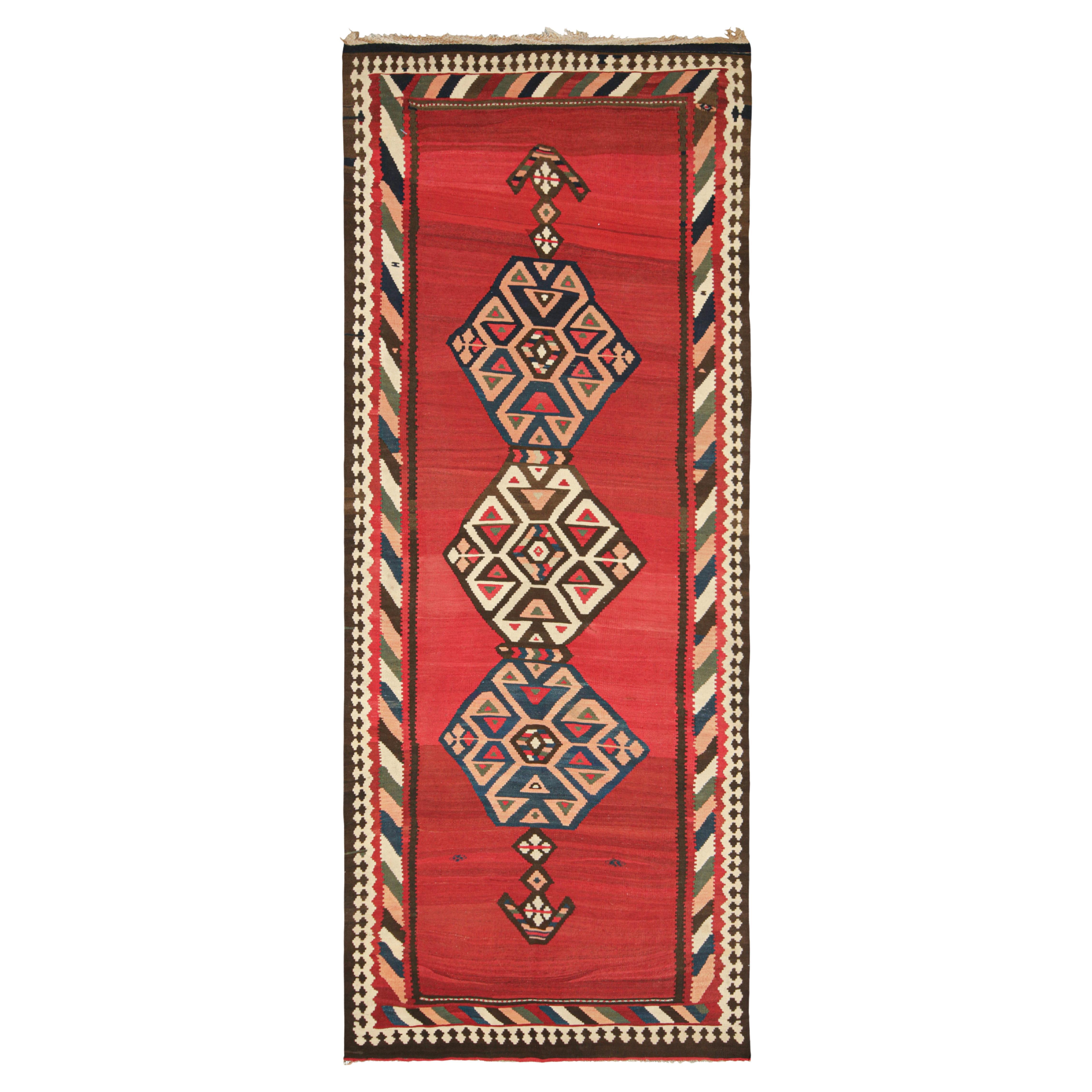 Tapis de course vintage en Kilim rouge avec médaillons géométriques, de Rug & Kilim