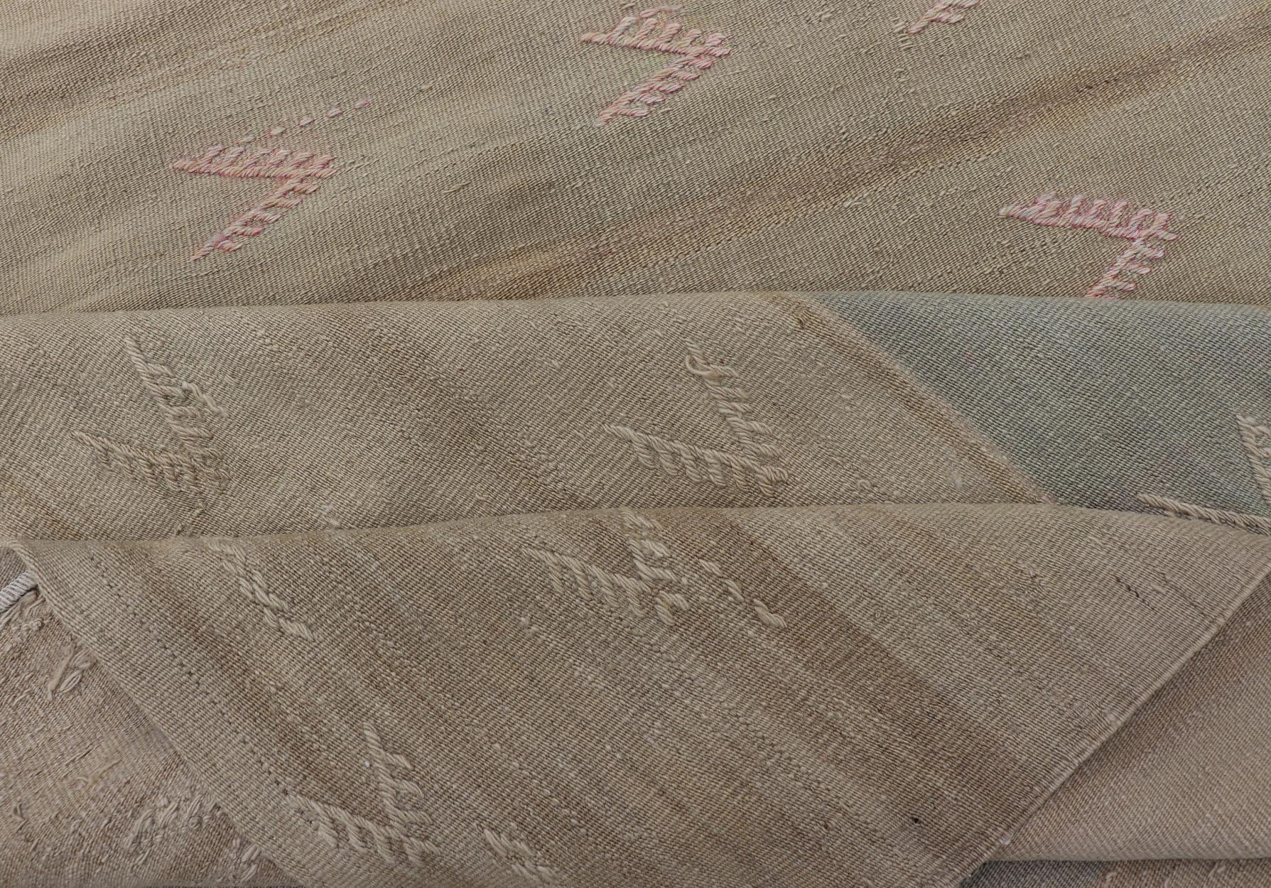 Runner Kilim vintage con strisce e motivi geometrici tribali in tonalità chiare in vendita 5