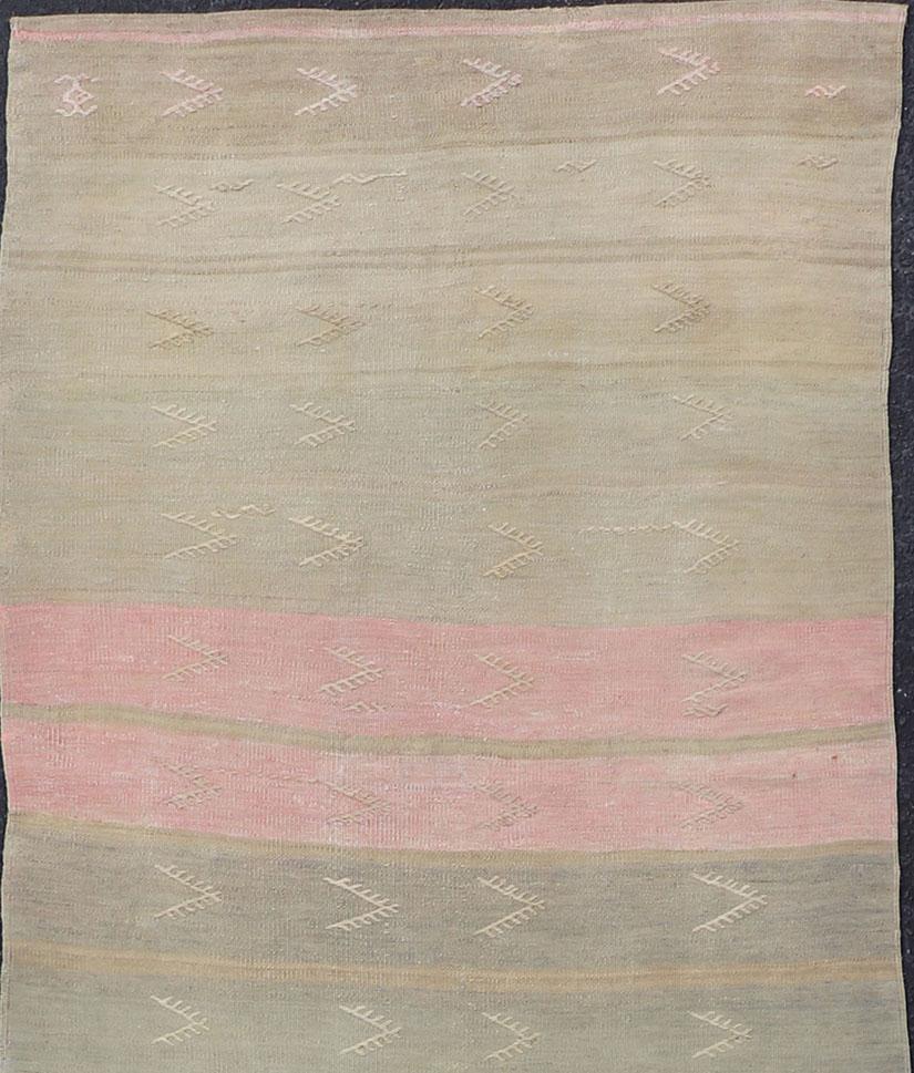 Runner Kilim vintage con strisce e motivi geometrici tribali in tonalità chiare in vendita 2