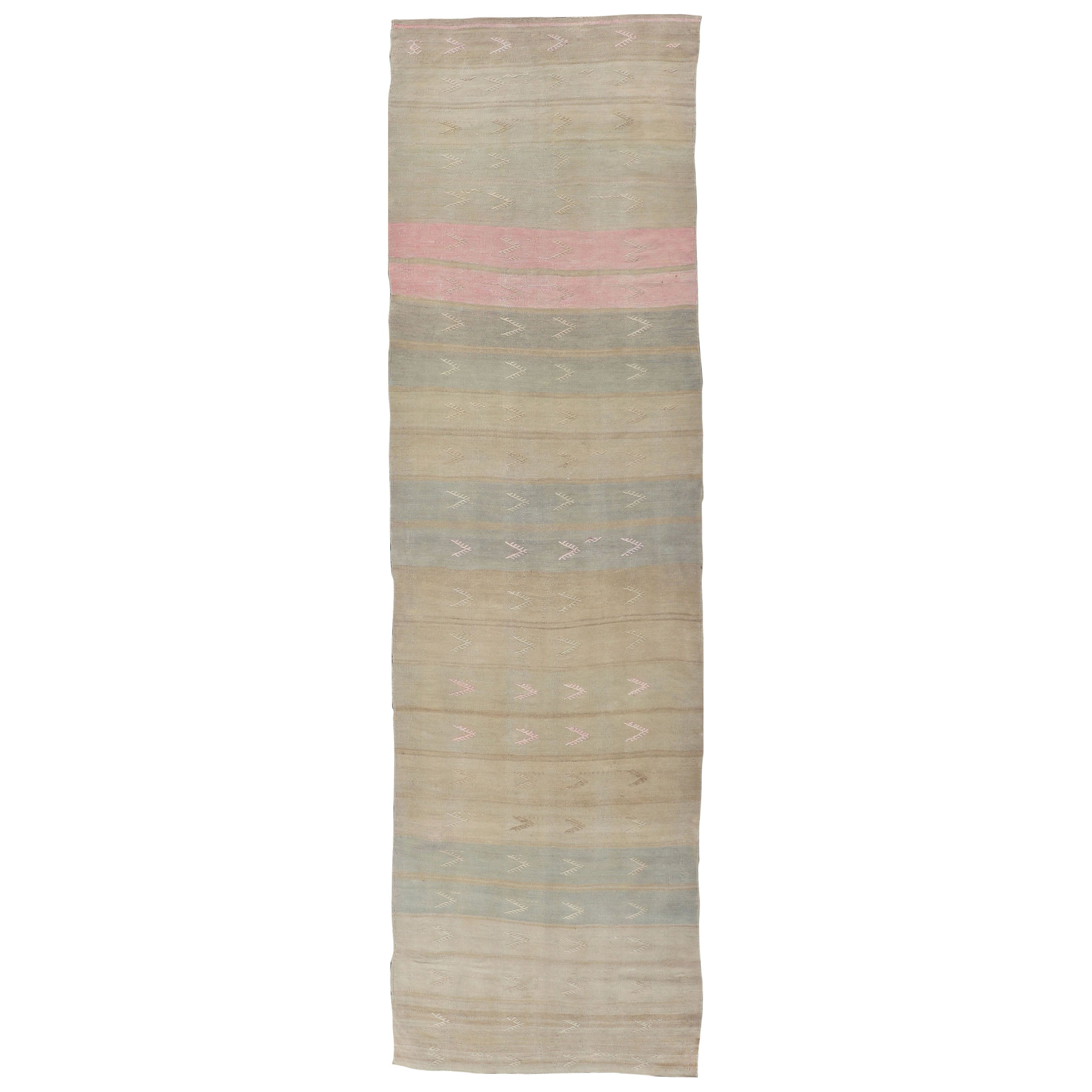 Vintage-Kelim-Läufer mit Streifen und geometrischen Stammesmotiven in hellen Tönen
