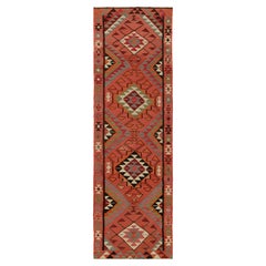 Tapis de couloir tribal Kilim vintage à motifs géométriques multicolores par Rug & Kilim