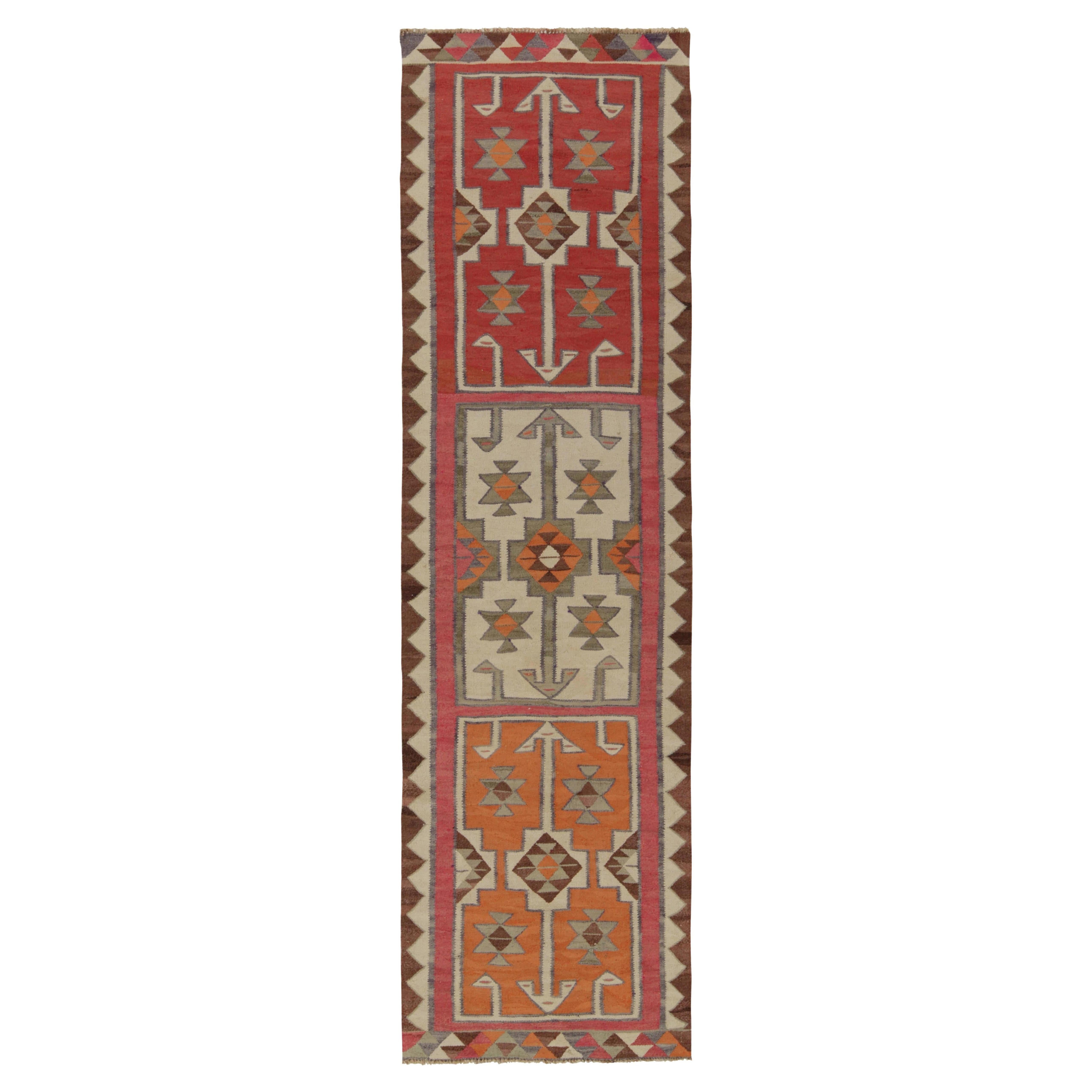 Tapis de couloir tribal Kilim vintage rouge et orange à motif géométrique par Rug & Kilim