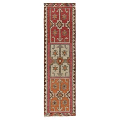 Tapis de couloir tribal Kilim vintage rouge et orange à motif géométrique par Rug & Kilim