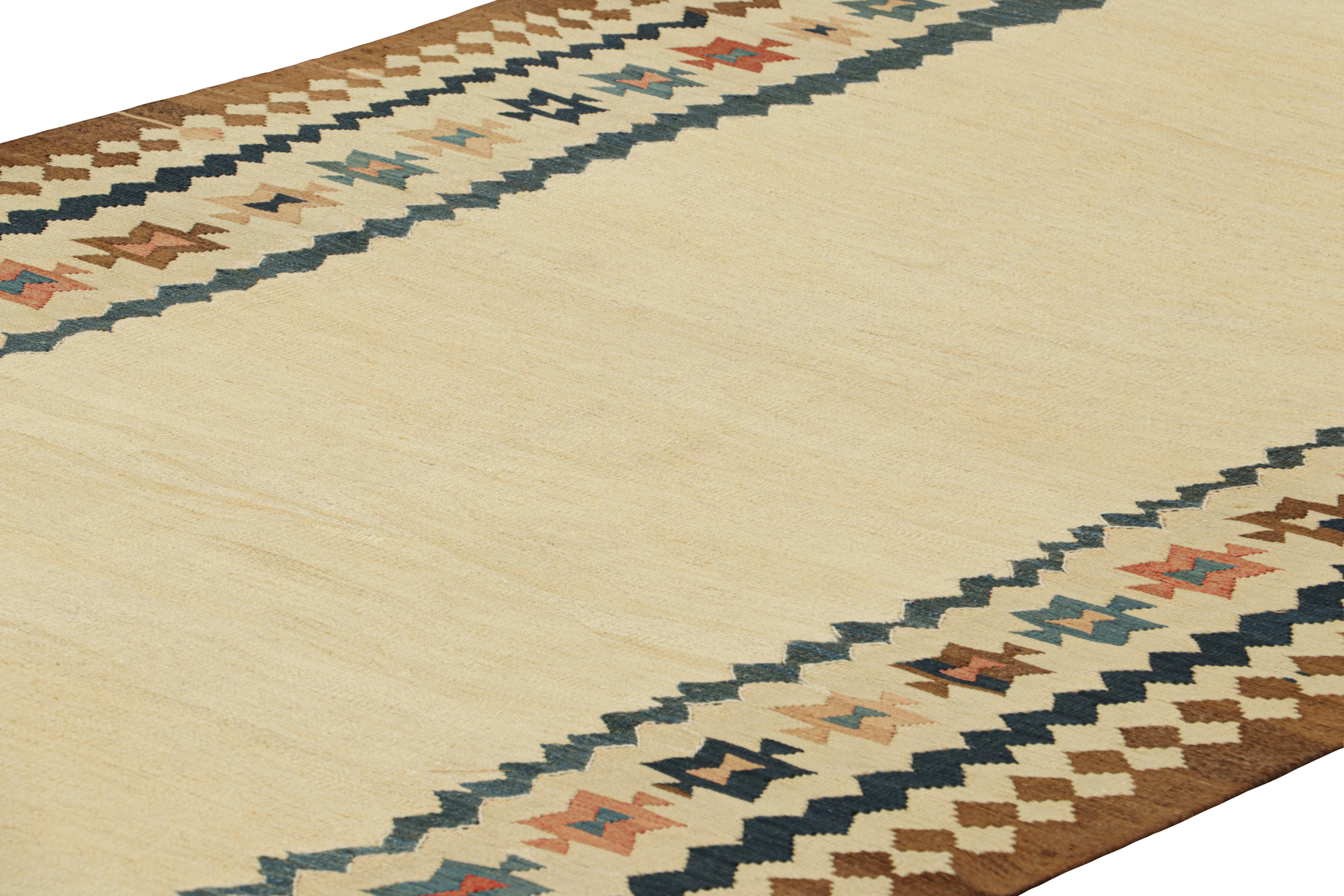 Vintage-Kelim mit offenem Feld und geometrischen Bordüren in Beige, von Rug & Kilim (Stammeskunst) im Angebot