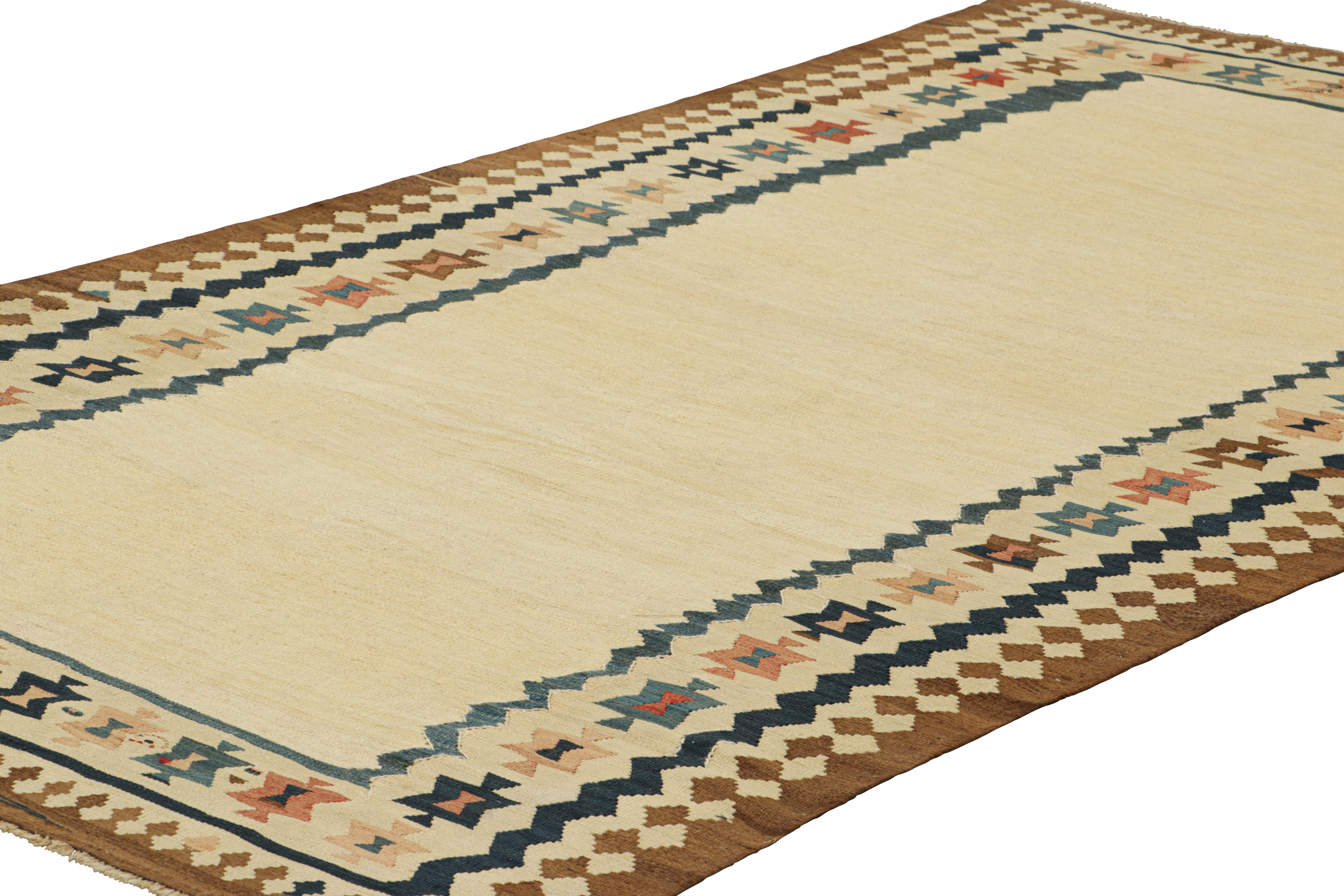 Vintage-Kelim mit offenem Feld und geometrischen Bordüren in Beige, von Rug & Kilim (Türkisch) im Angebot