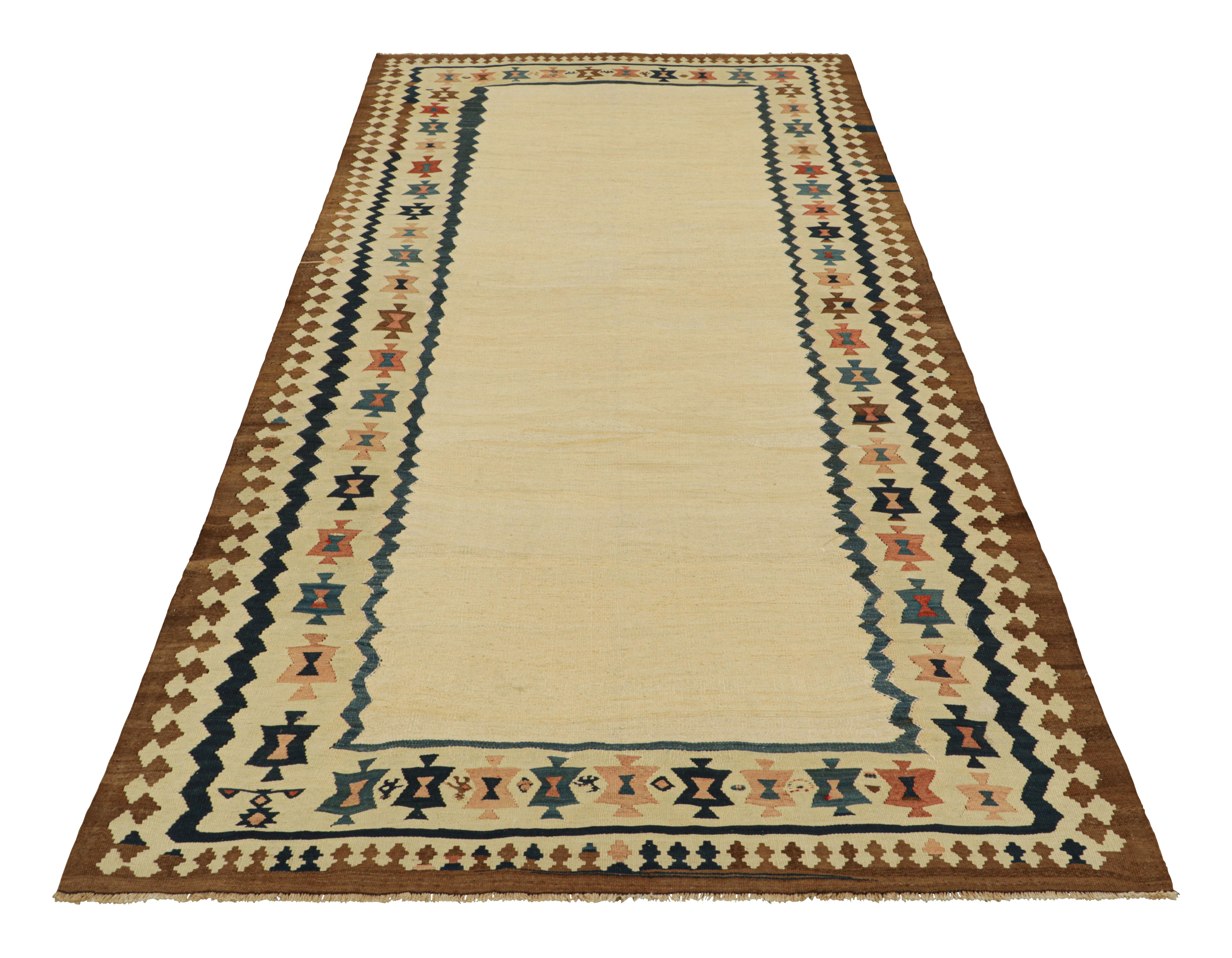 Vintage-Kelim mit offenem Feld und geometrischen Bordüren in Beige, von Rug & Kilim (Handgewebt) im Angebot