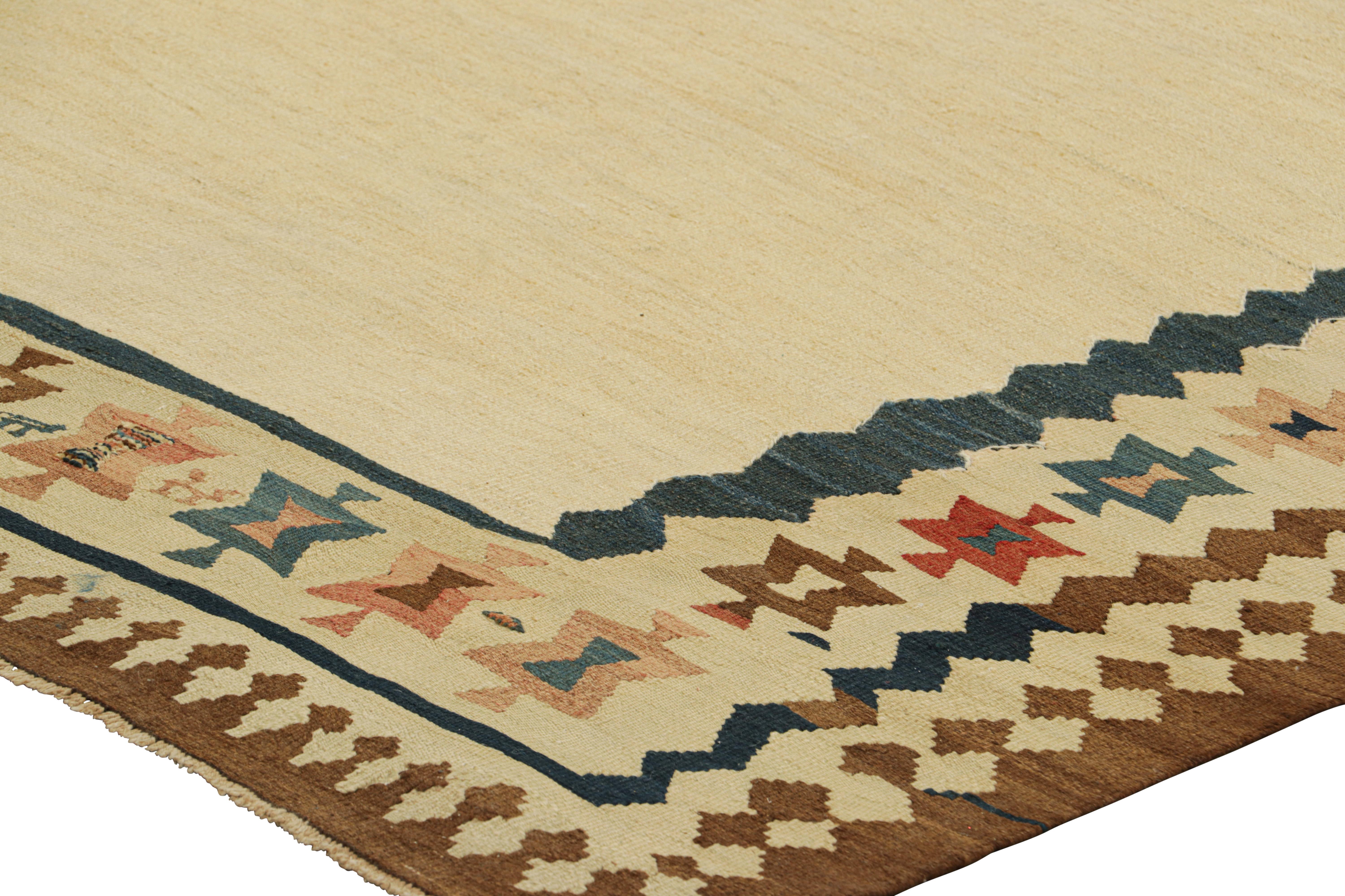 Vintage-Kelim mit offenem Feld und geometrischen Bordüren in Beige, von Rug & Kilim im Zustand „Gut“ im Angebot in Long Island City, NY
