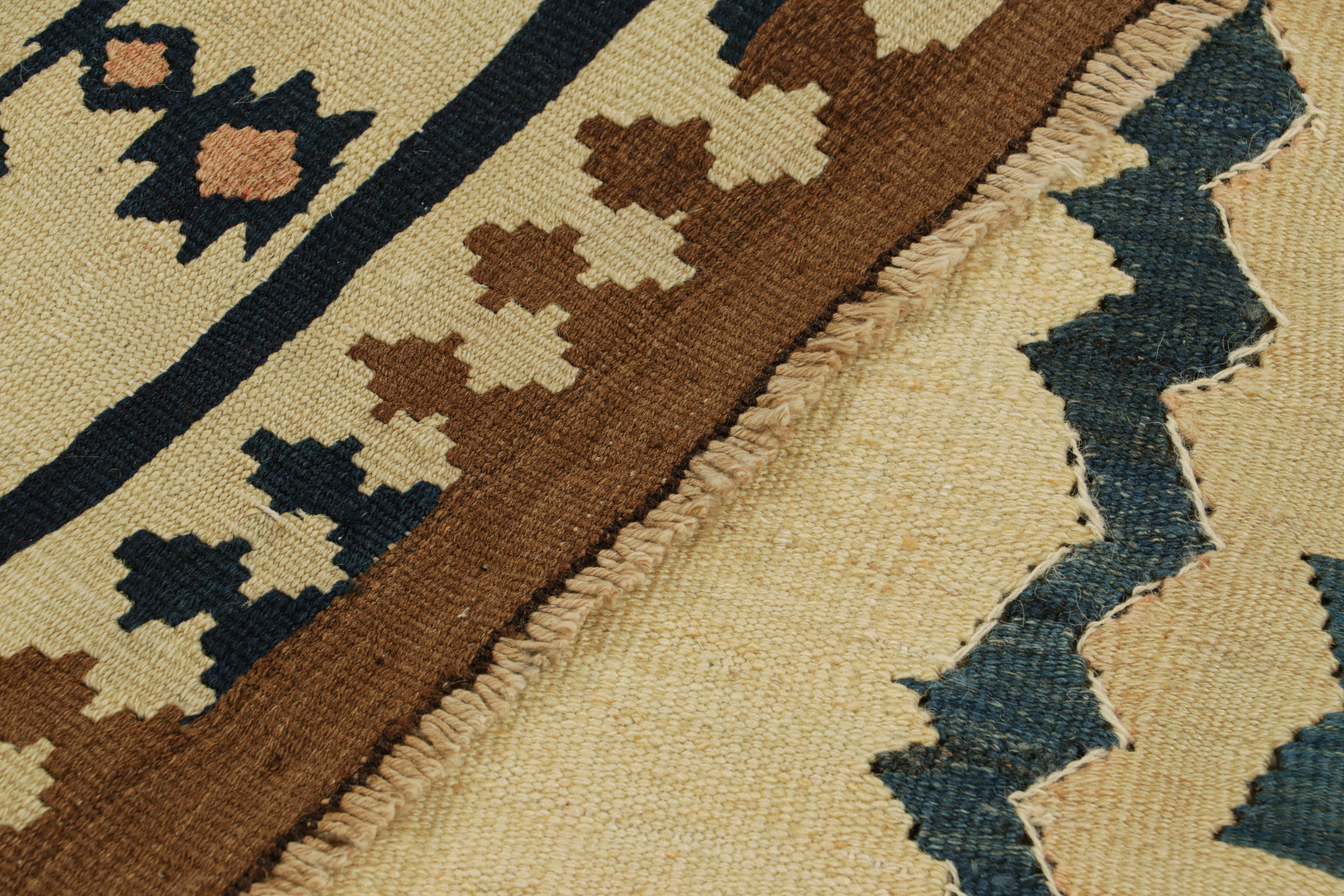 Vintage-Kelim mit offenem Feld und geometrischen Bordüren in Beige, von Rug & Kilim (Mitte des 20. Jahrhunderts) im Angebot