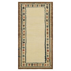 Kilim vintage avec champ ouvert beige et bordures géométriques, de Rug & Kilim