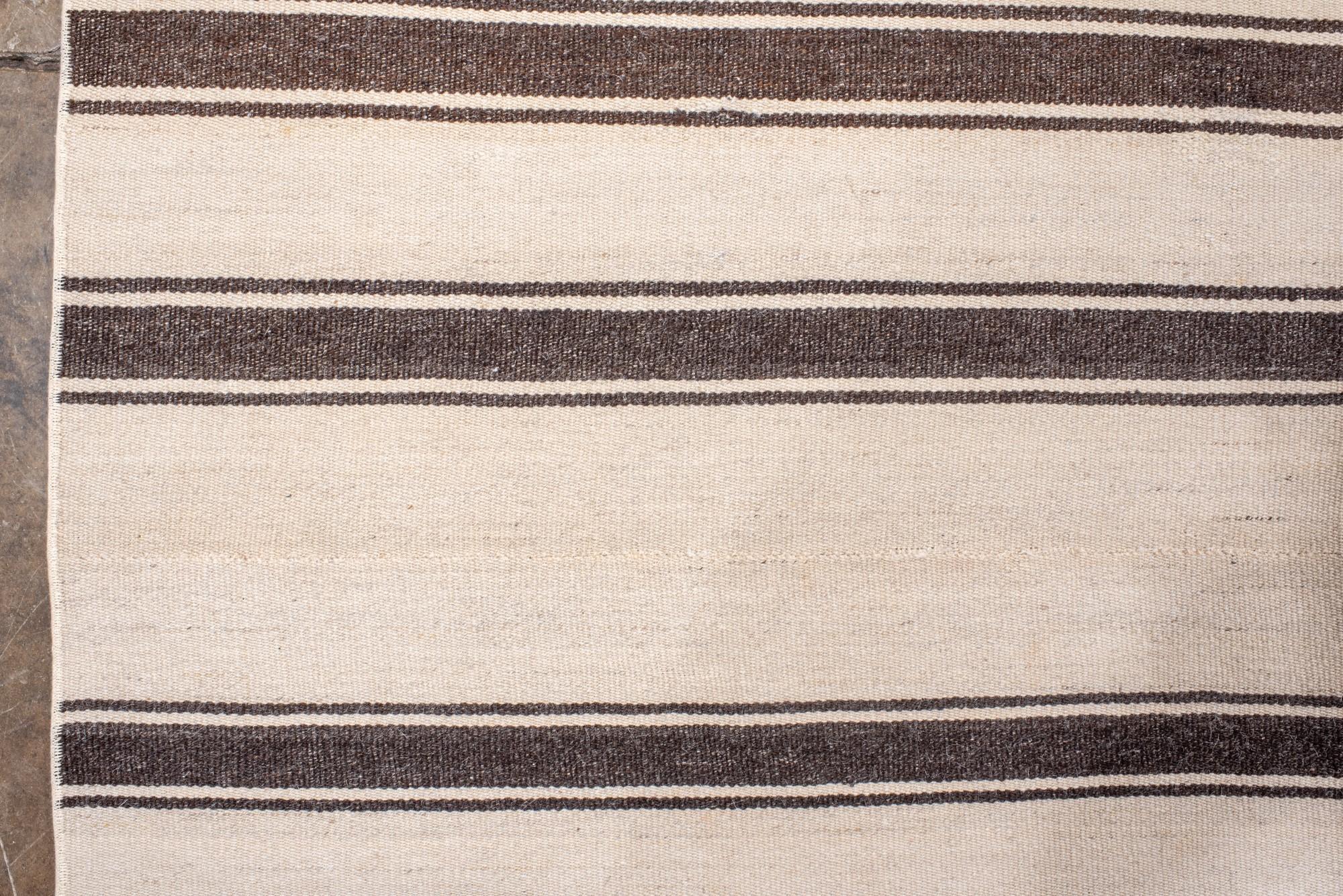 Kilim vintage avec rayures anthracites Bon état à New York, NY