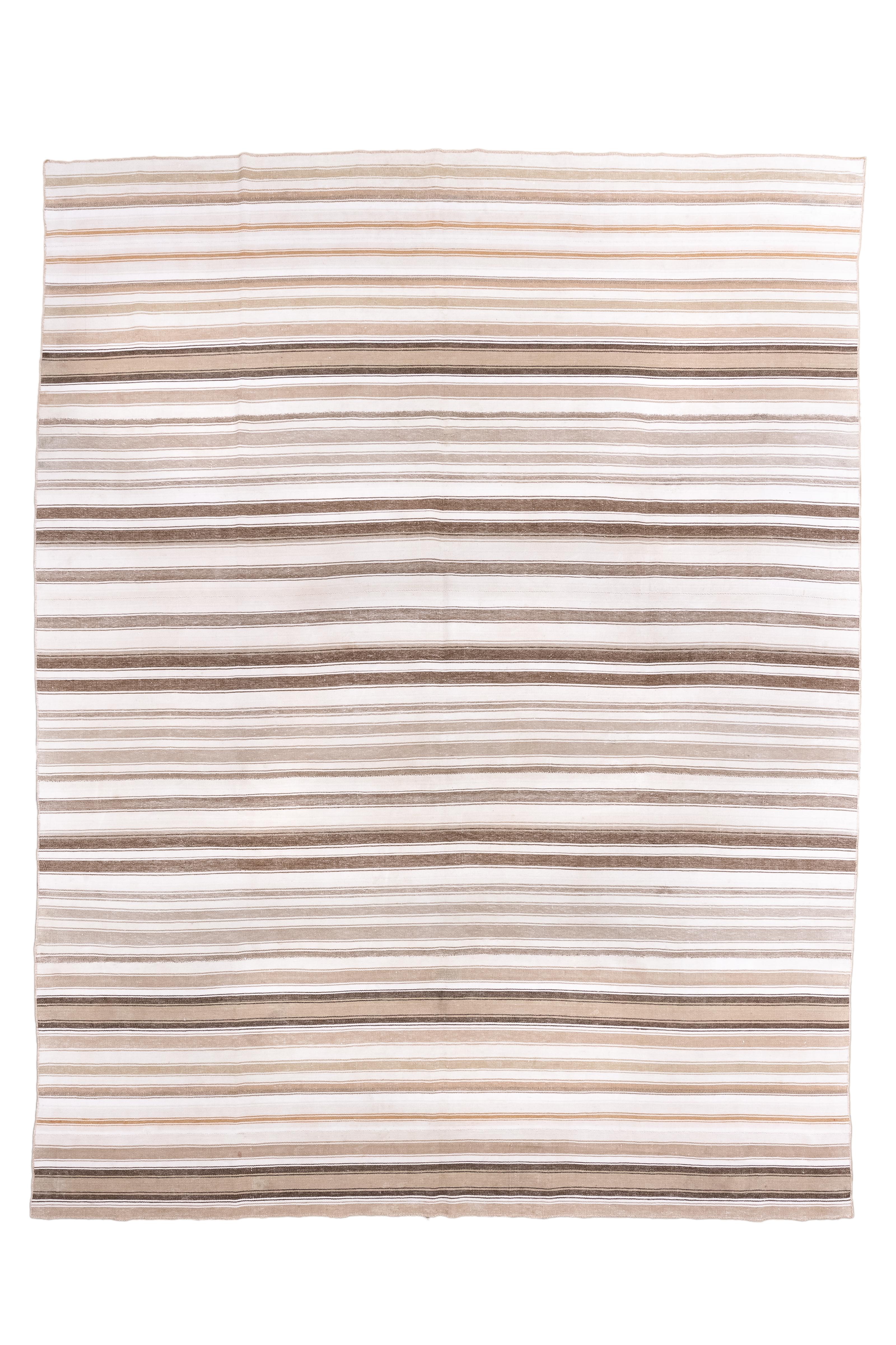 Toutes les rayures, dans les tons crème, brun foncé et taupe, en six The-Echelon inégaux. Des paires de bandes brun foncé donnent un rythme visuel informel. Pas de frontières. Aujourd'hui, un  mais à l'origine un long rouleau rayé découpé, 