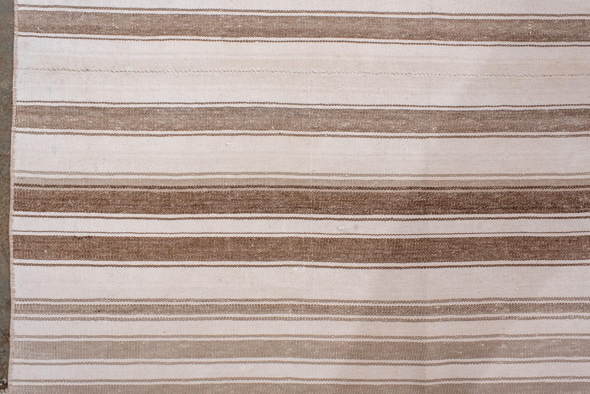 Kilim vintage avec rayures crème, Brown et Taupe Bon état - En vente à New York, NY