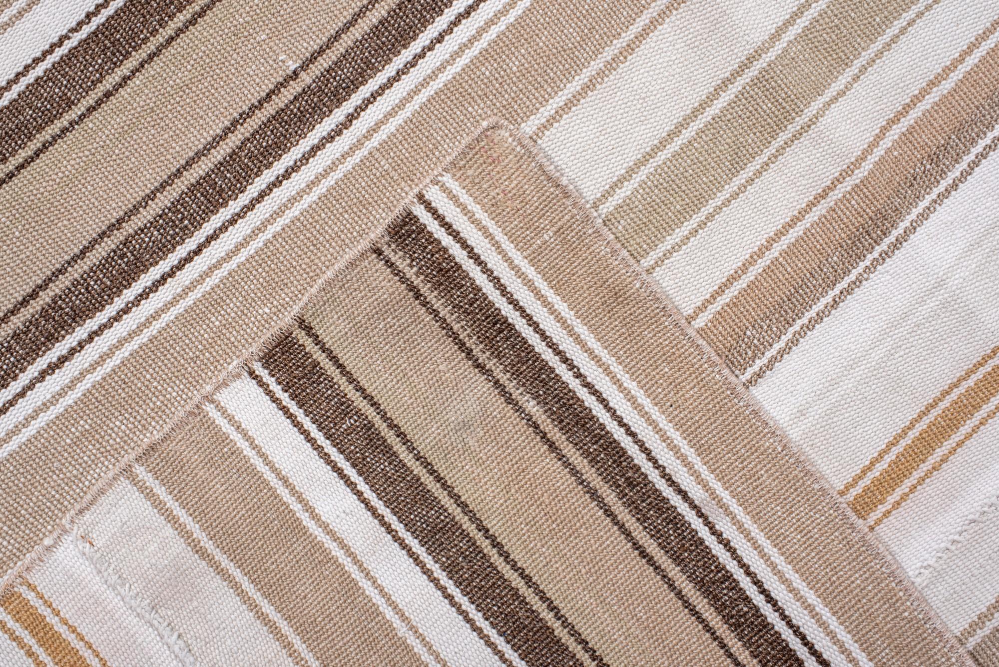 20ième siècle Kilim vintage avec rayures crème, Brown et Taupe en vente