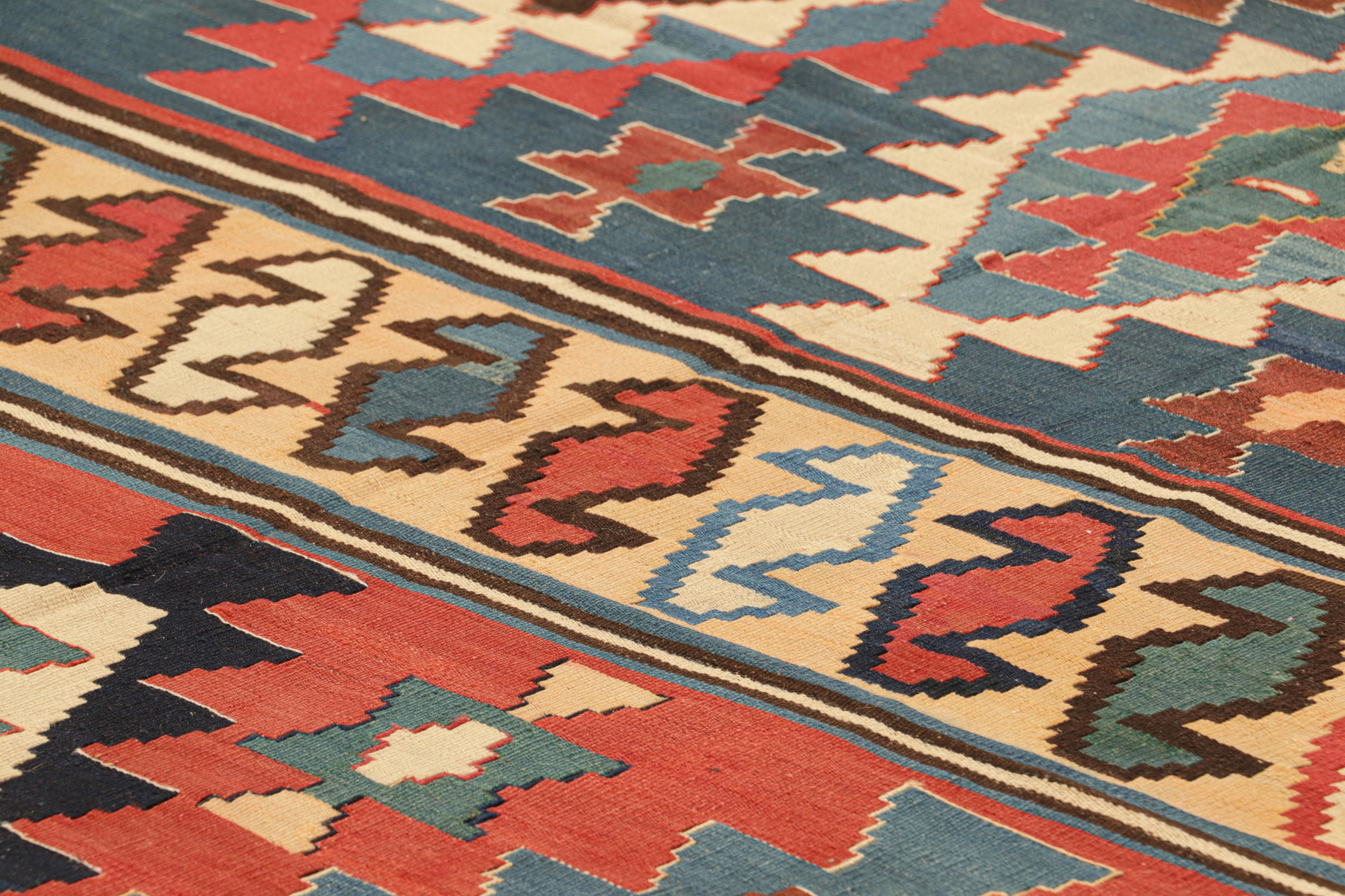 Tissé à la main en laine, vers 1950-1960, ce kilim turc vintage de 5x11 est un excellent exemple de tissage fendu et est dense avec des couleurs qui ont magnifiquement vieilli pour sa période - restant particulièrement nettes dans les couleurs plus