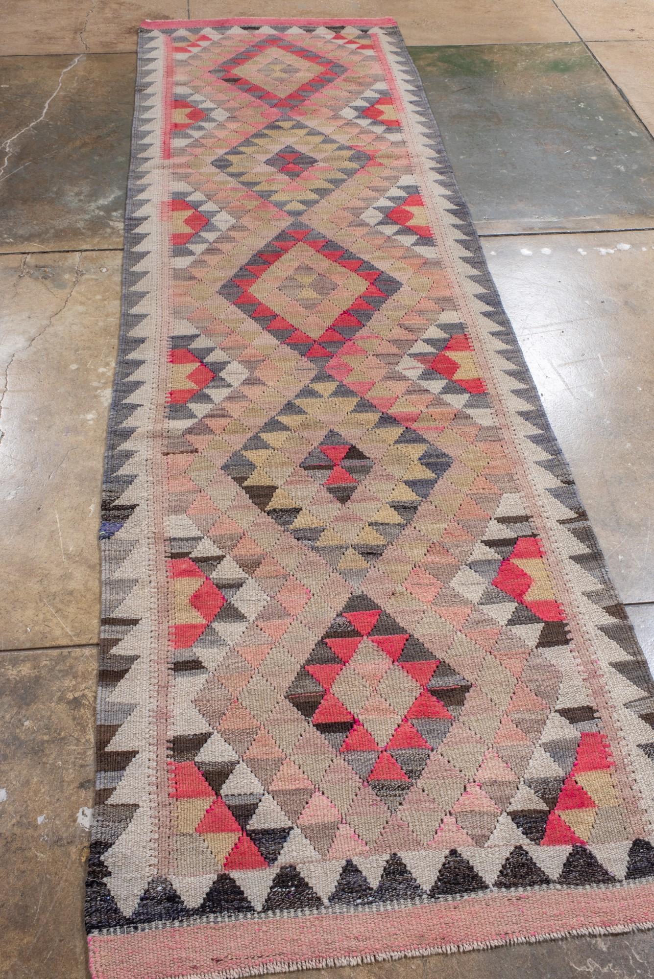 Kilim vintage con dibujo animado Turco en venta