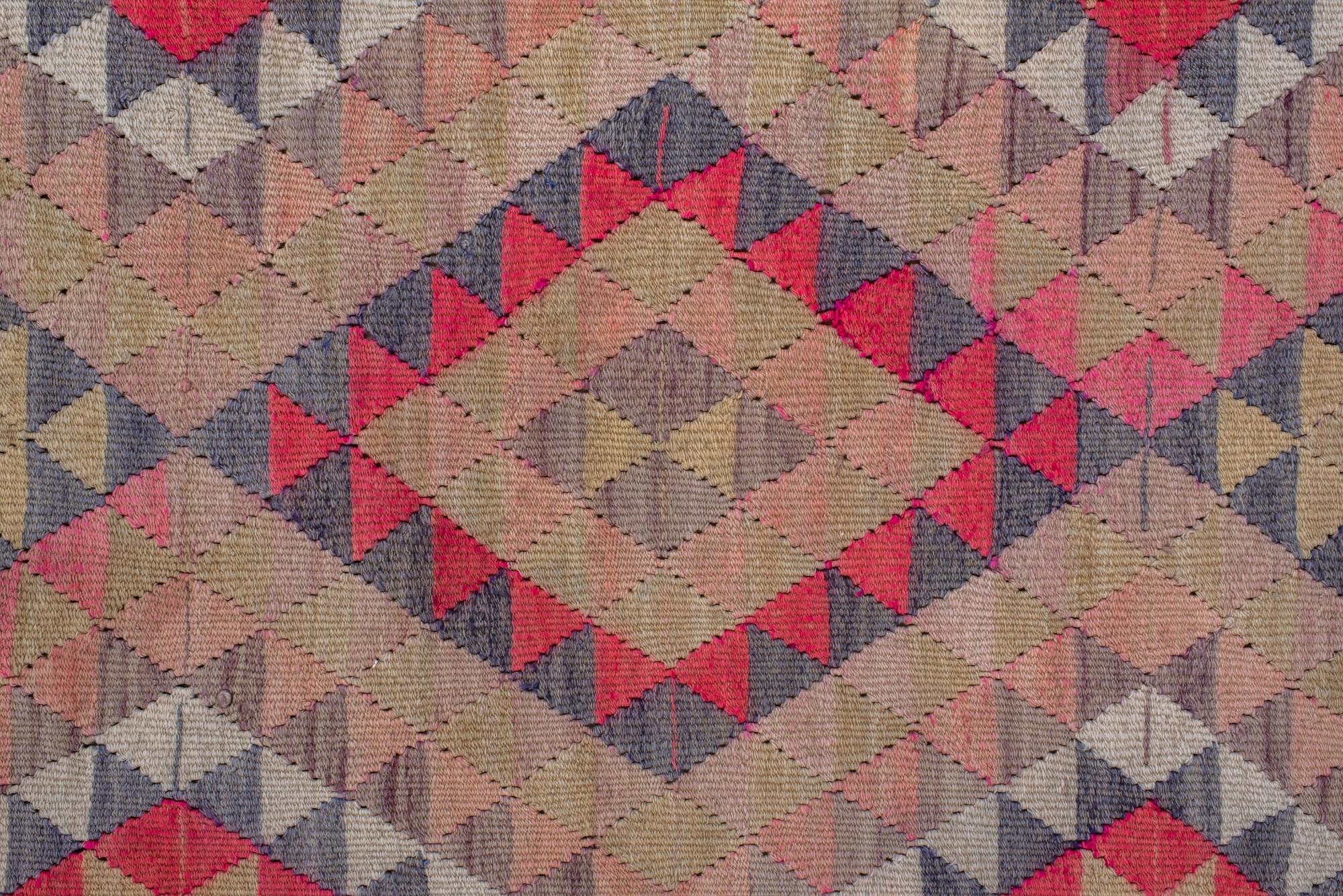 Kilim vintage con dibujo animado Anudado a mano en venta
