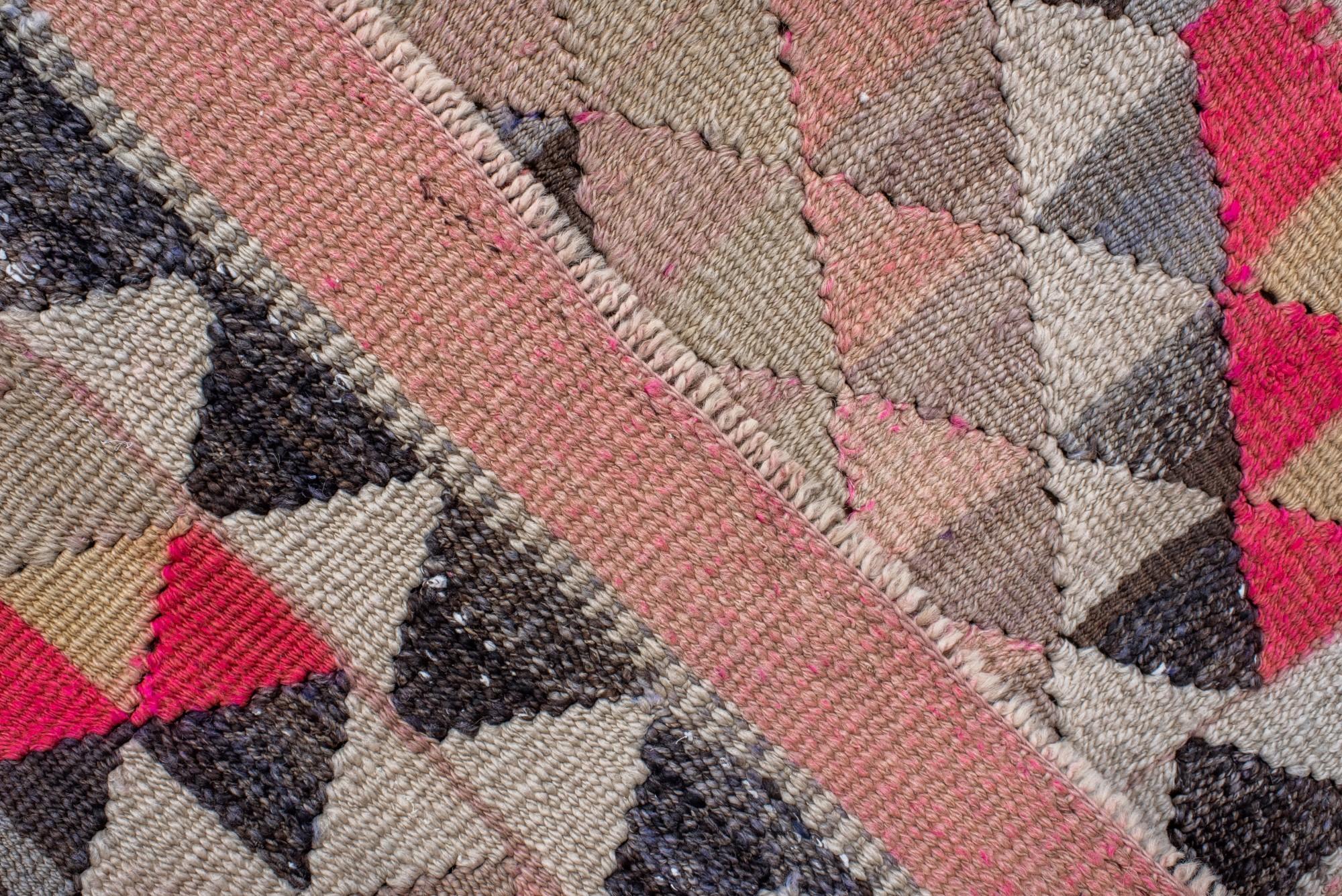 Kilim vintage con dibujo animado siglo XX en venta