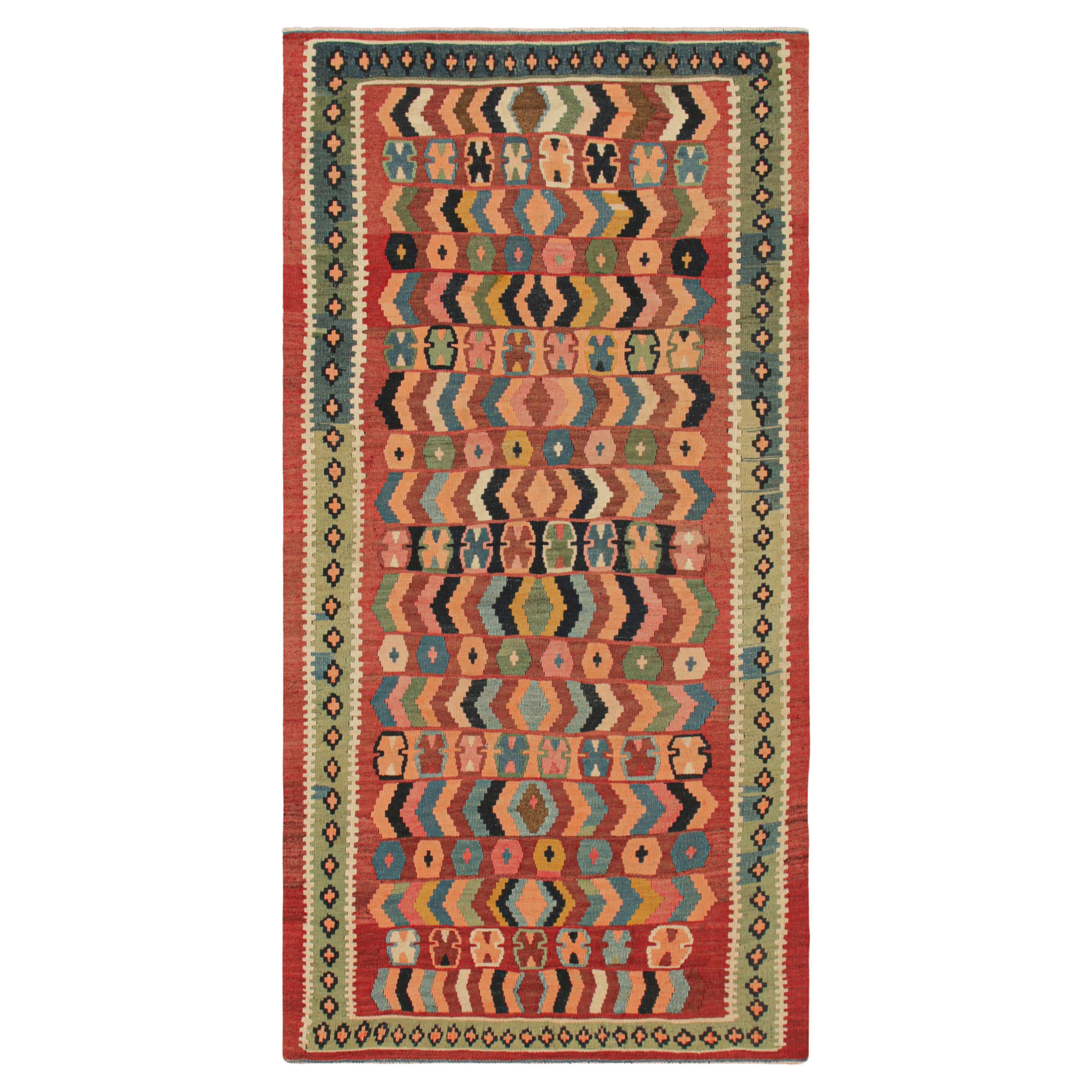 Kilim vintage con motivos geométricos policromados, de Rug & Kilim