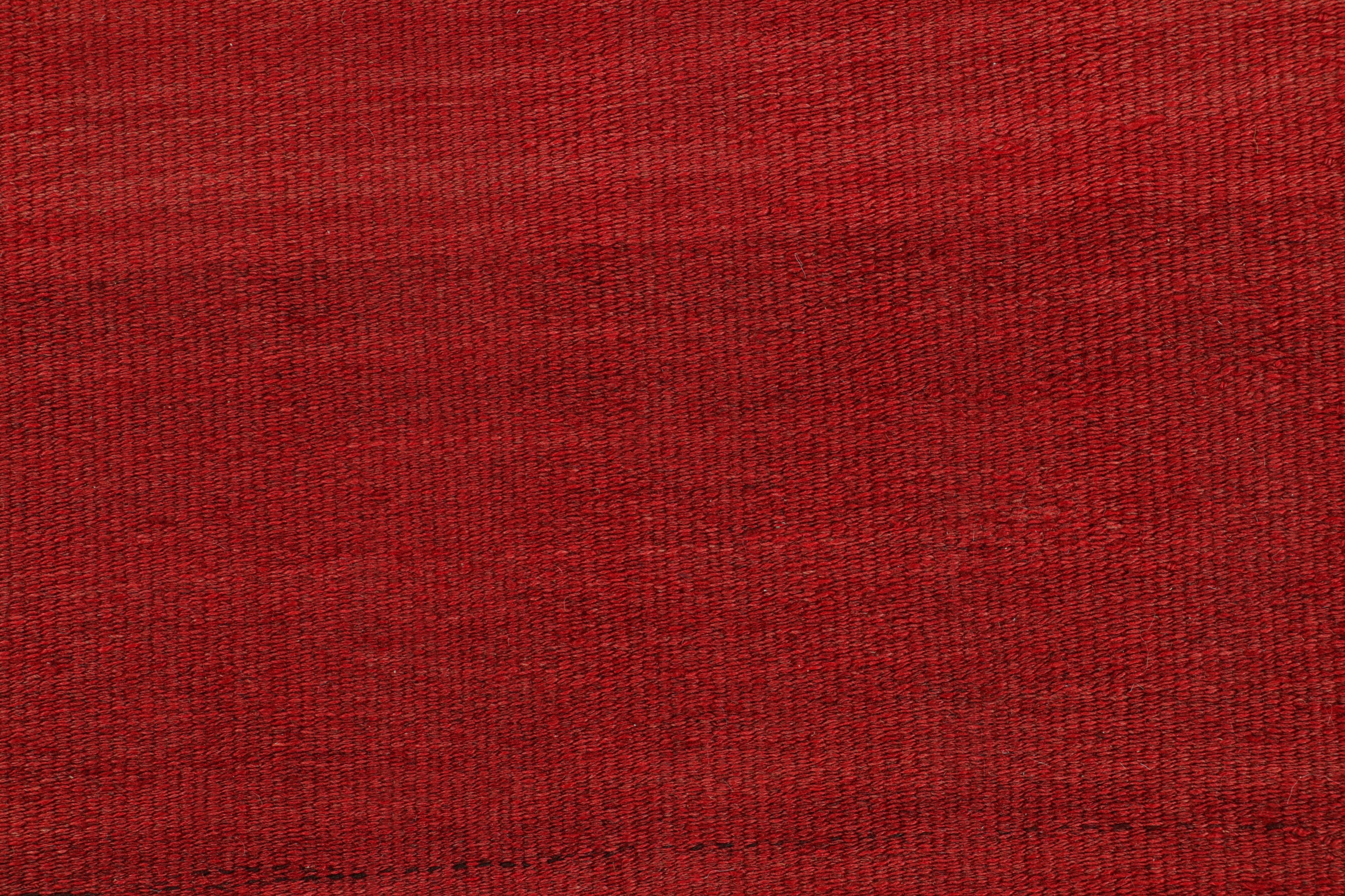 Tribale Kilim d'epoca con campo aperto rosso e bordo geometrico, da Rug & Kilim in vendita
