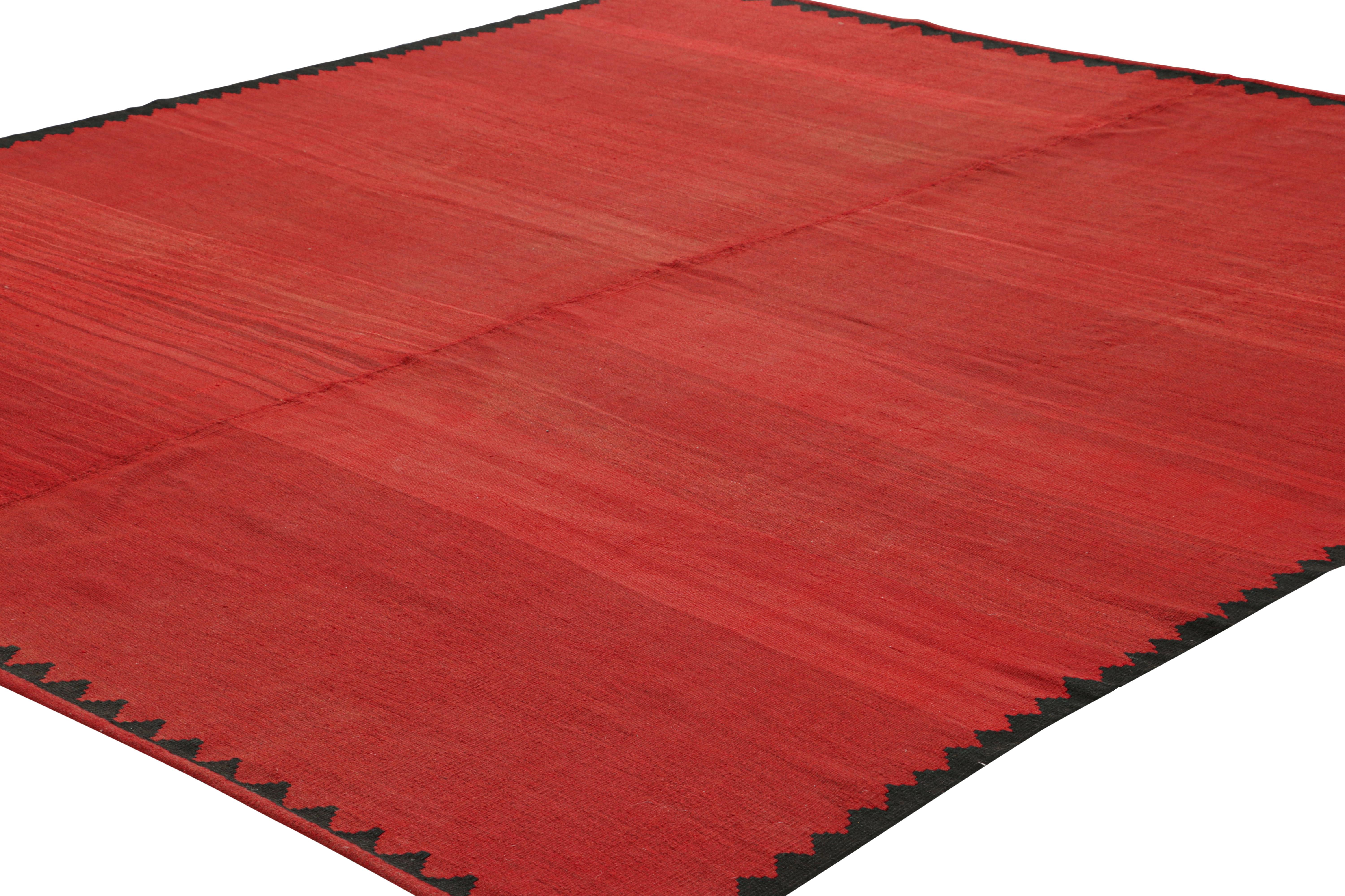 Turco Kilim d'epoca con campo aperto rosso e bordo geometrico, da Rug & Kilim in vendita