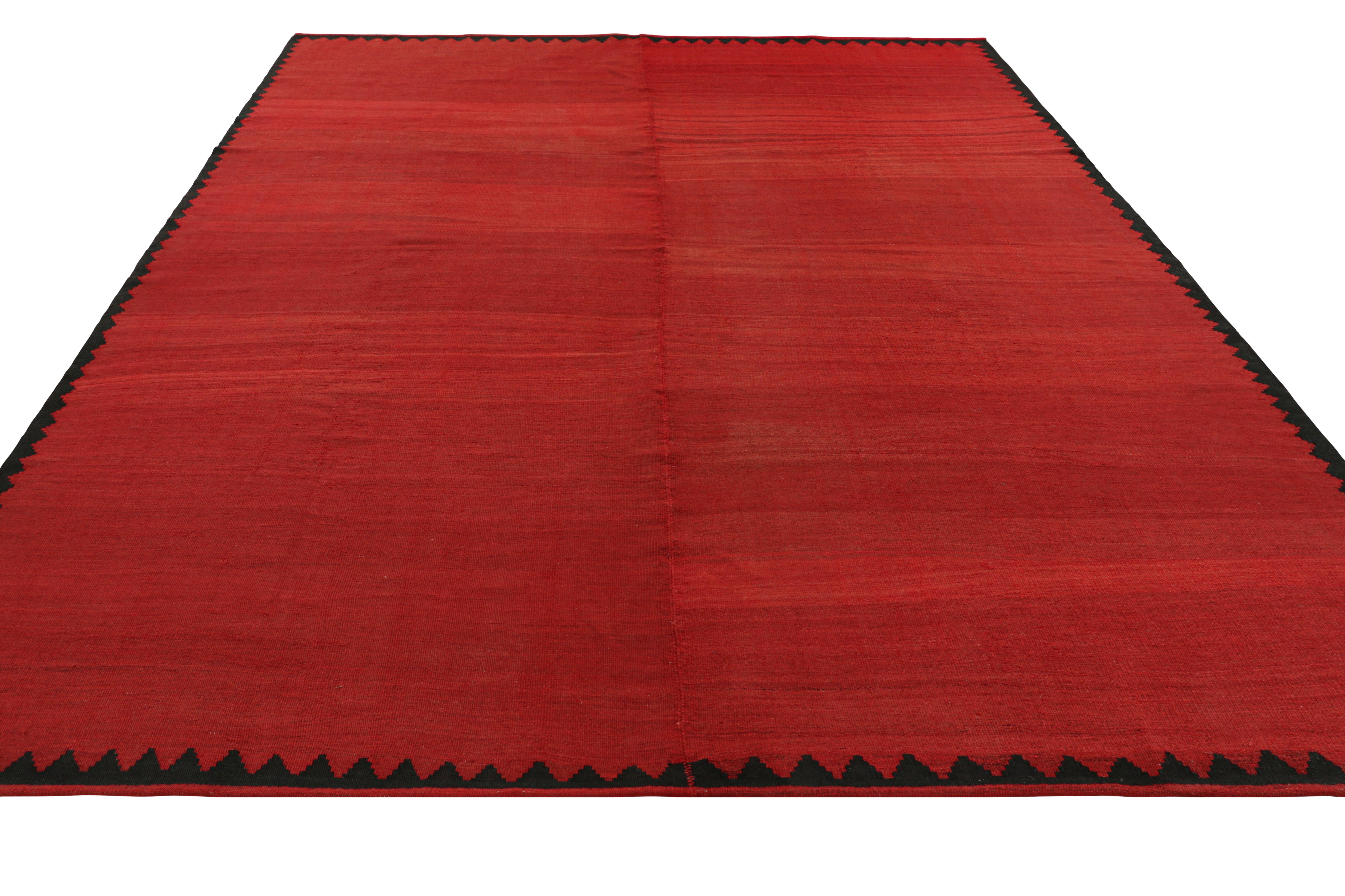 Tessuto a mano Kilim d'epoca con campo aperto rosso e bordo geometrico, da Rug & Kilim in vendita