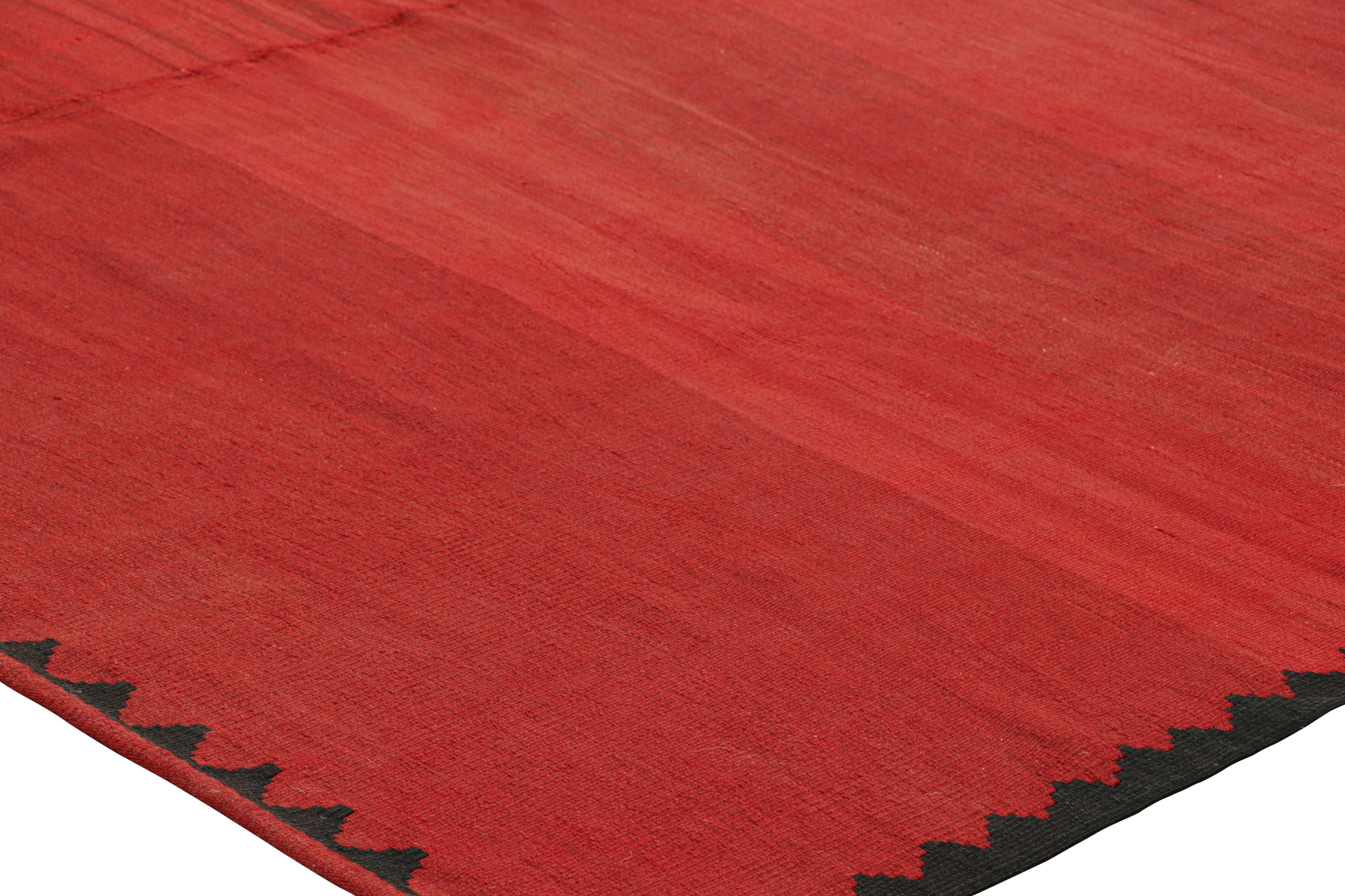 Kilim d'epoca con campo aperto rosso e bordo geometrico, da Rug & Kilim In condizioni buone in vendita a Long Island City, NY