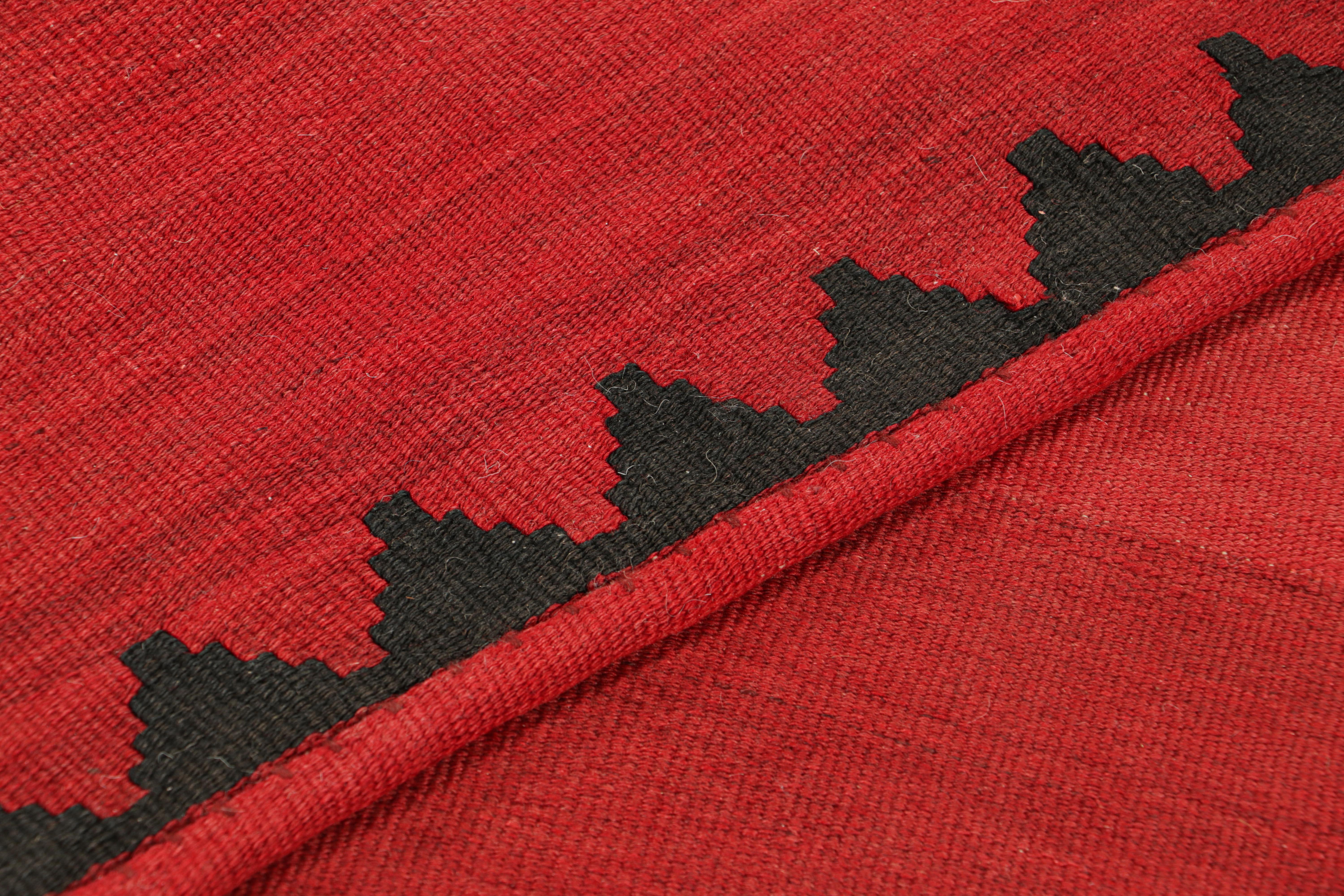 Metà XX secolo Kilim d'epoca con campo aperto rosso e bordo geometrico, da Rug & Kilim in vendita