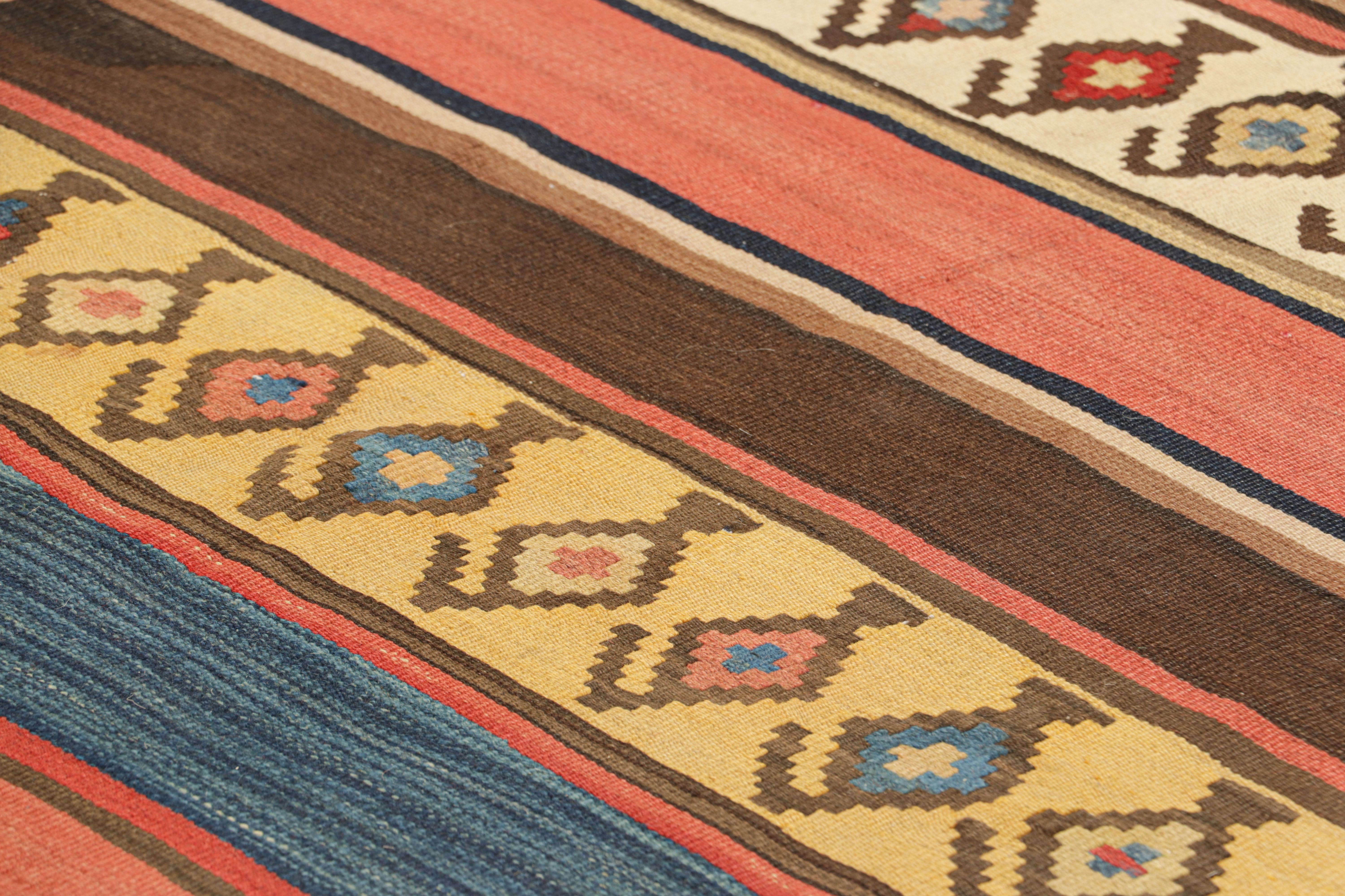 Este kilim turco vintage de 5x12, tejido a mano con una trama plana de lana y originario de hacia 1950-1960, es un excelente ejemplo de la trama de hendidura y presenta unos colores densos que han envejecido maravillosamente para su época. 
 
Sobre