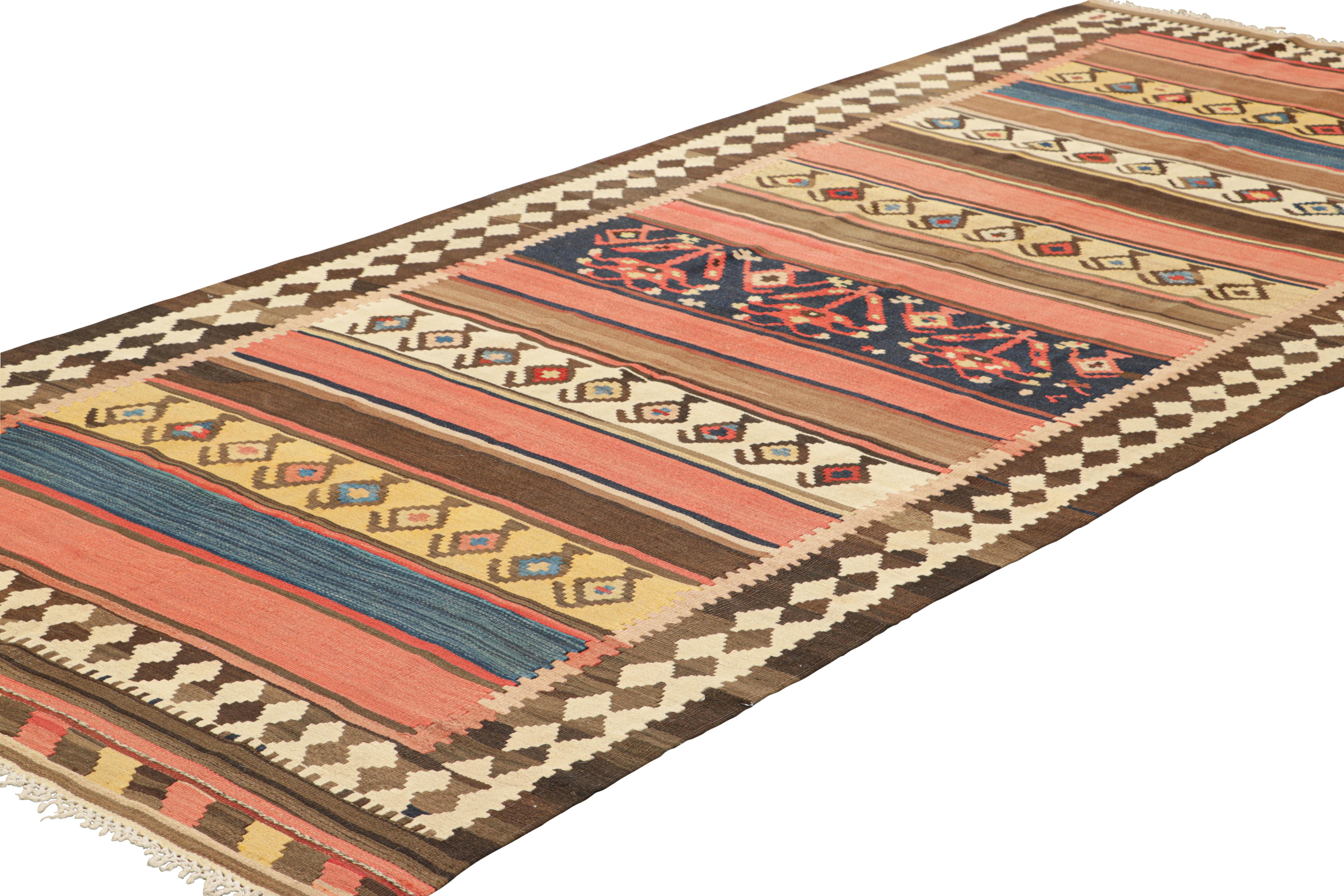Kilim vintage con rayas y motivos geométricos, de Rug & Kilim Turco en venta