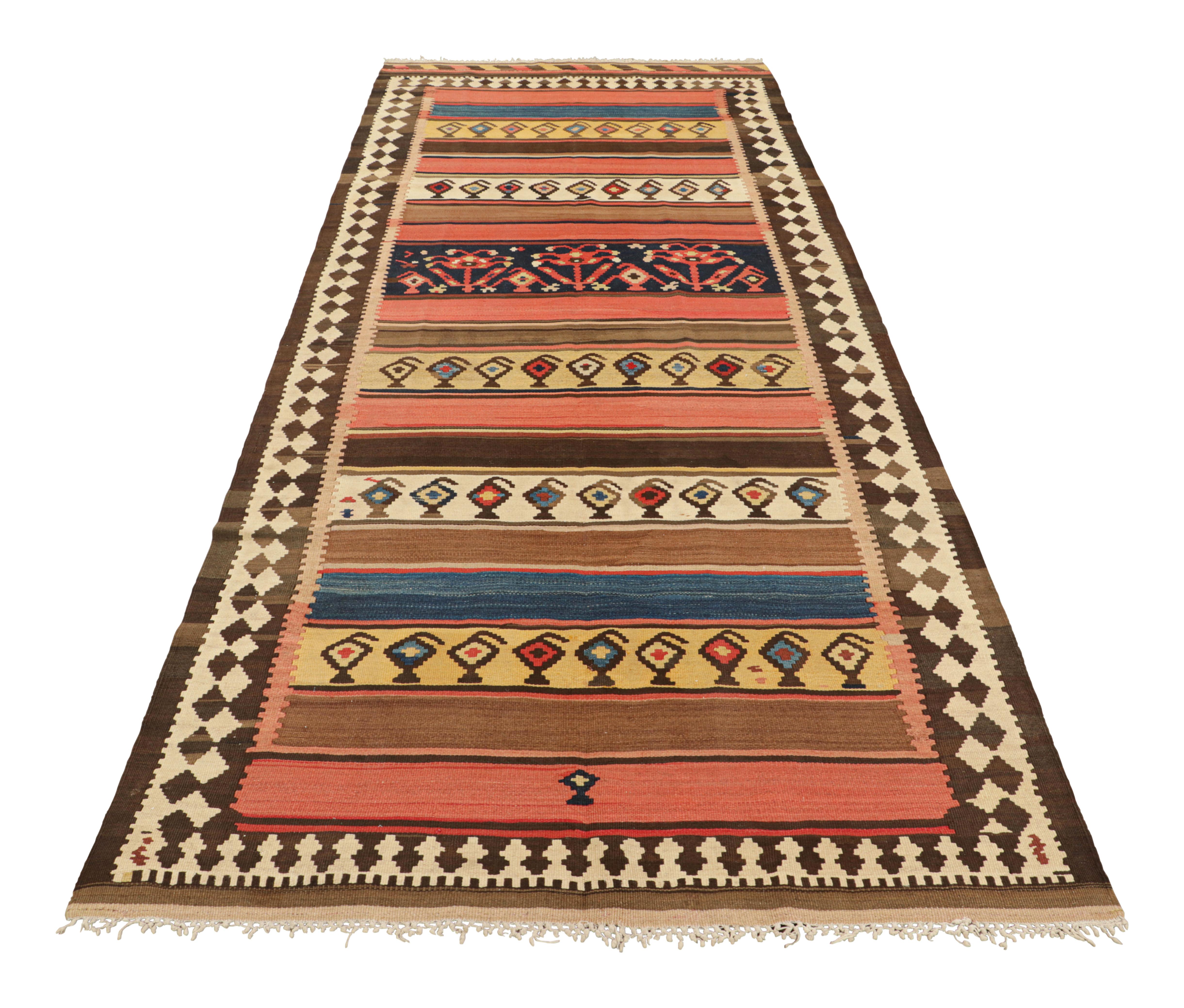 Kilim vintage con rayas y motivos geométricos, de Rug & Kilim Tejido a mano en venta