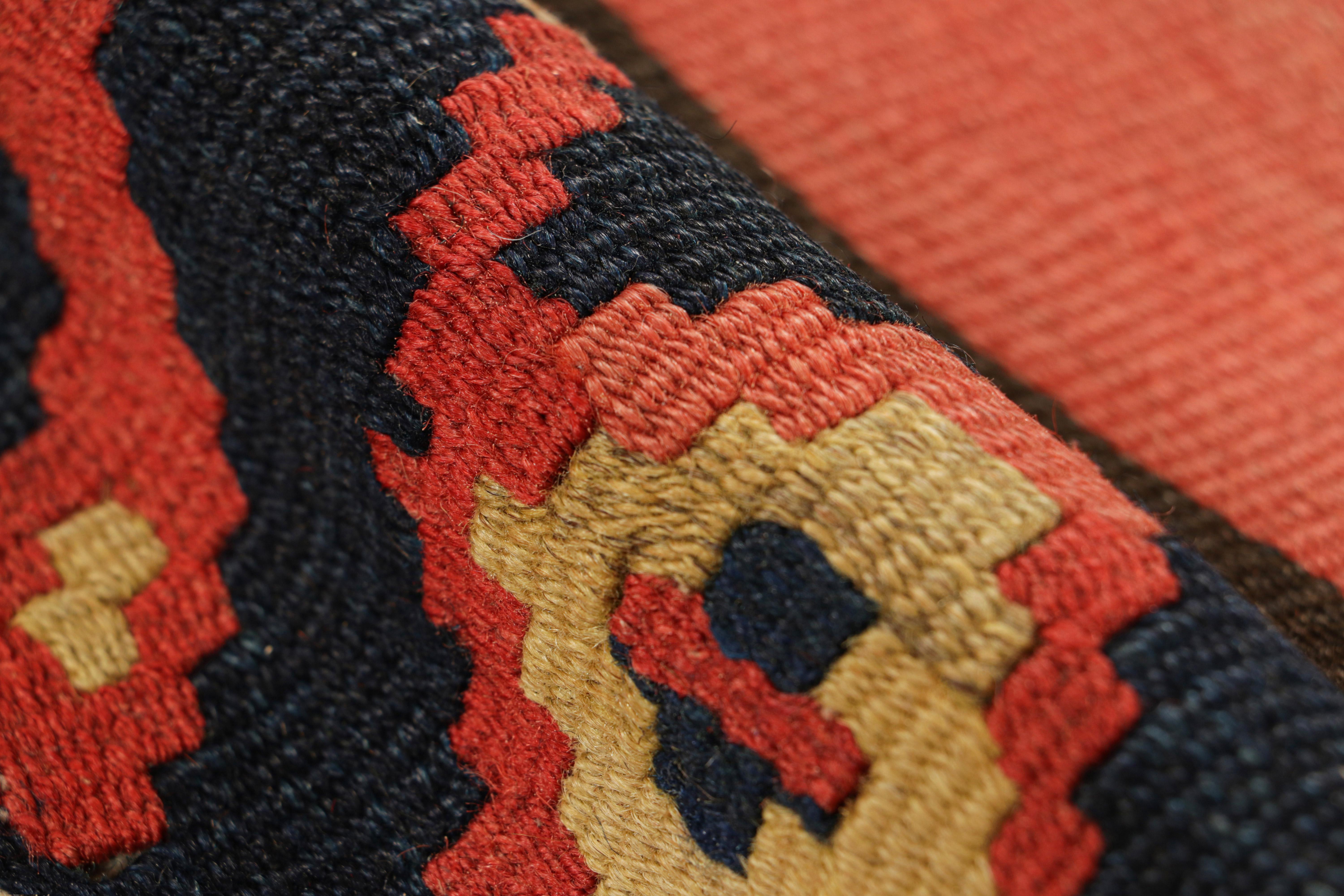 Kilim vintage con rayas y motivos geométricos, de Rug & Kilim mediados del siglo XX en venta
