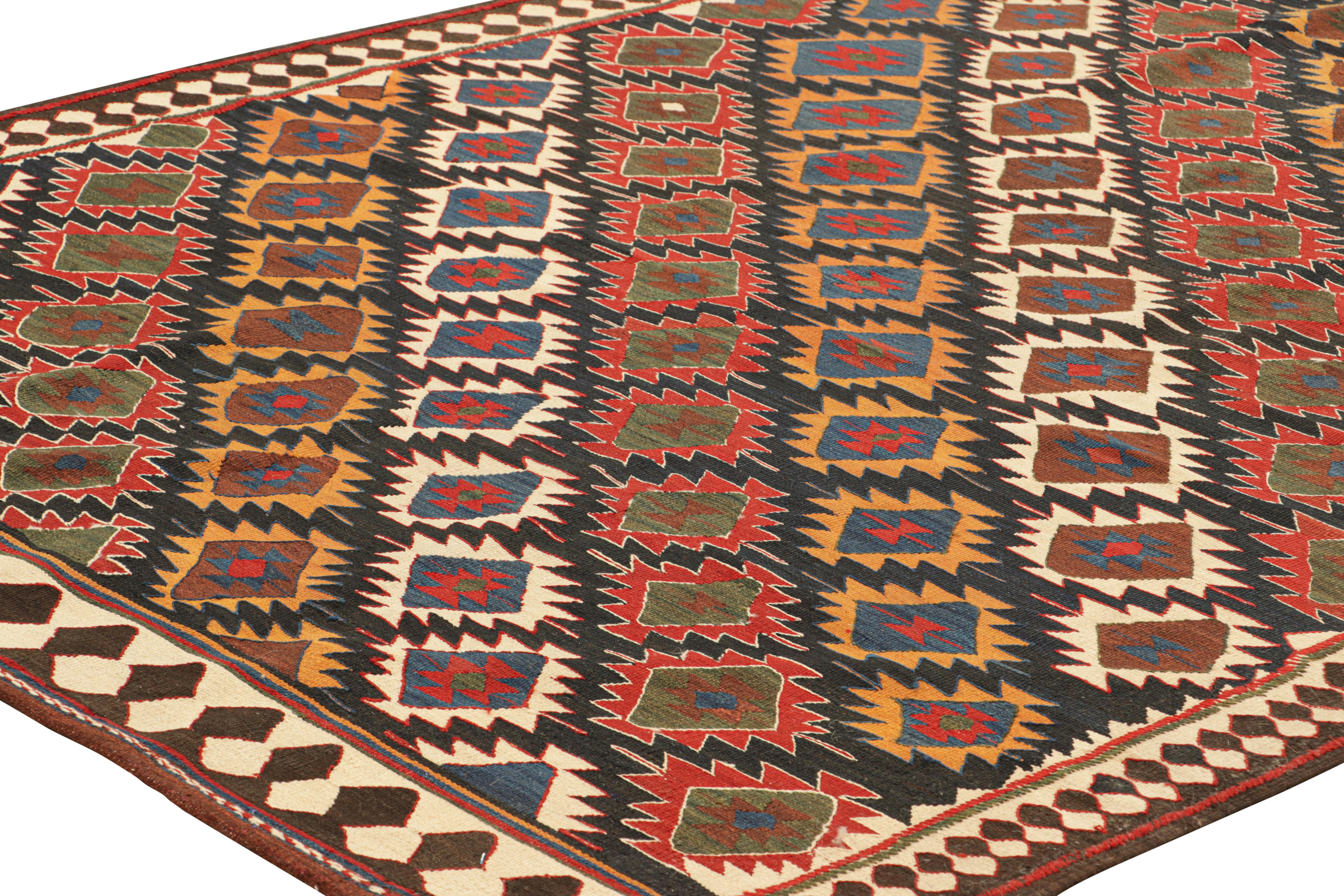 Este kilim turco vintage de 6x12, tejido a mano con una trama plana de lana y originario de hacia 1950-1960, es un excelente ejemplo de la trama de hendidura y tiene unos colores densos que han envejecido maravillosamente para su época. 
 
Sobre el
