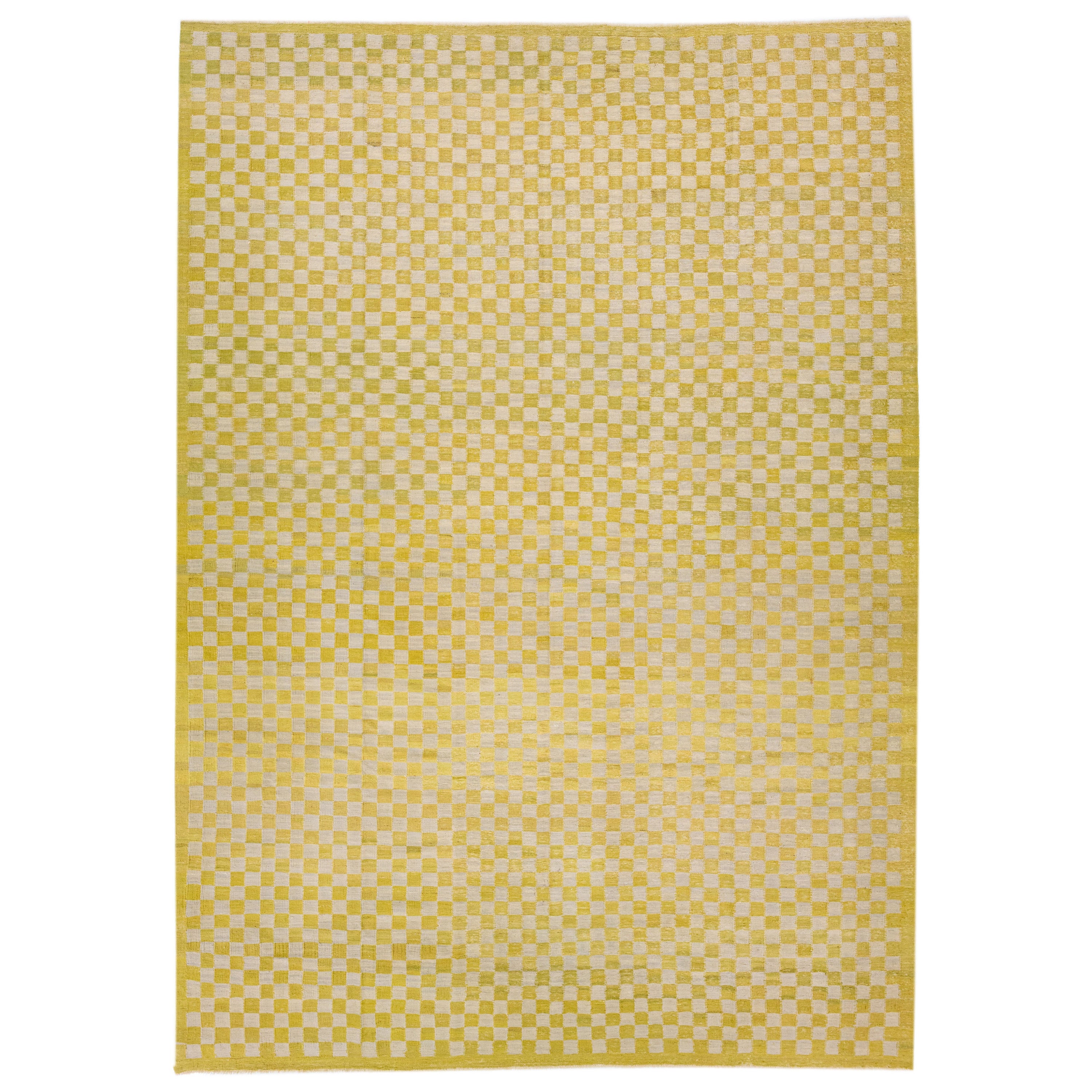 Tappeto vintage in lana Kilim giallo fatto a mano con motivo a scacchiera