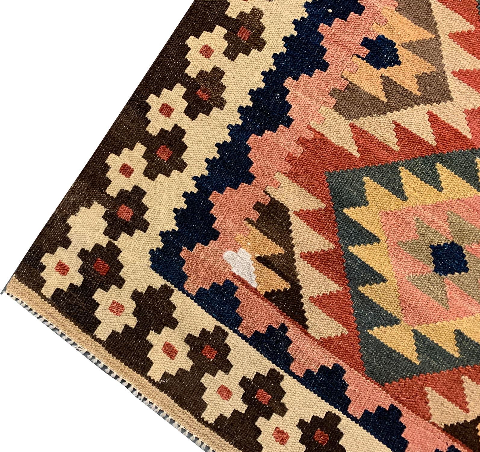 Mid-Century Modern Tapis Kilim tapis de couloir vintage Kilims en laine orientale en vente