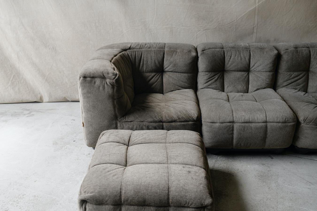 Vintage Kimba Sofa von Michel Ducaroy für Ligne Roset, Frankreich, ca. 1970.  Originaler grauer Leinenbezug in sehr gutem Zustand mit leichter Abnutzung und Gebrauchsspuren.  Hergestellt von Ligne Roset, Frankreich.

Wir haben weder die Zeit noch