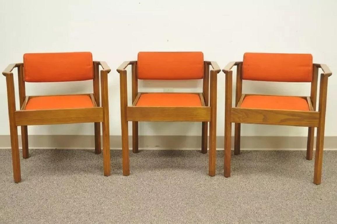 Vintage Kimball Mid Century Modern Oak Stacking Dining Arm Chairs - Satz von 3 im Angebot 5