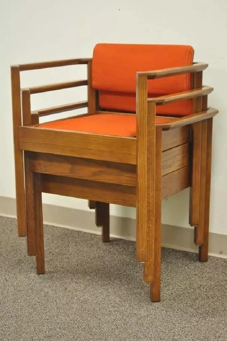Vintage Kimball Mid Century Modern Oak Stacking Dining Arm Chairs - Set von 3. Artikel verfügt über massive Eiche Holzkonstruktion, schlankes modernes Design, platzsparende Stapelfähigkeit. Circa Mitte des 20. Jahrhunderts. Abmessungen: 27