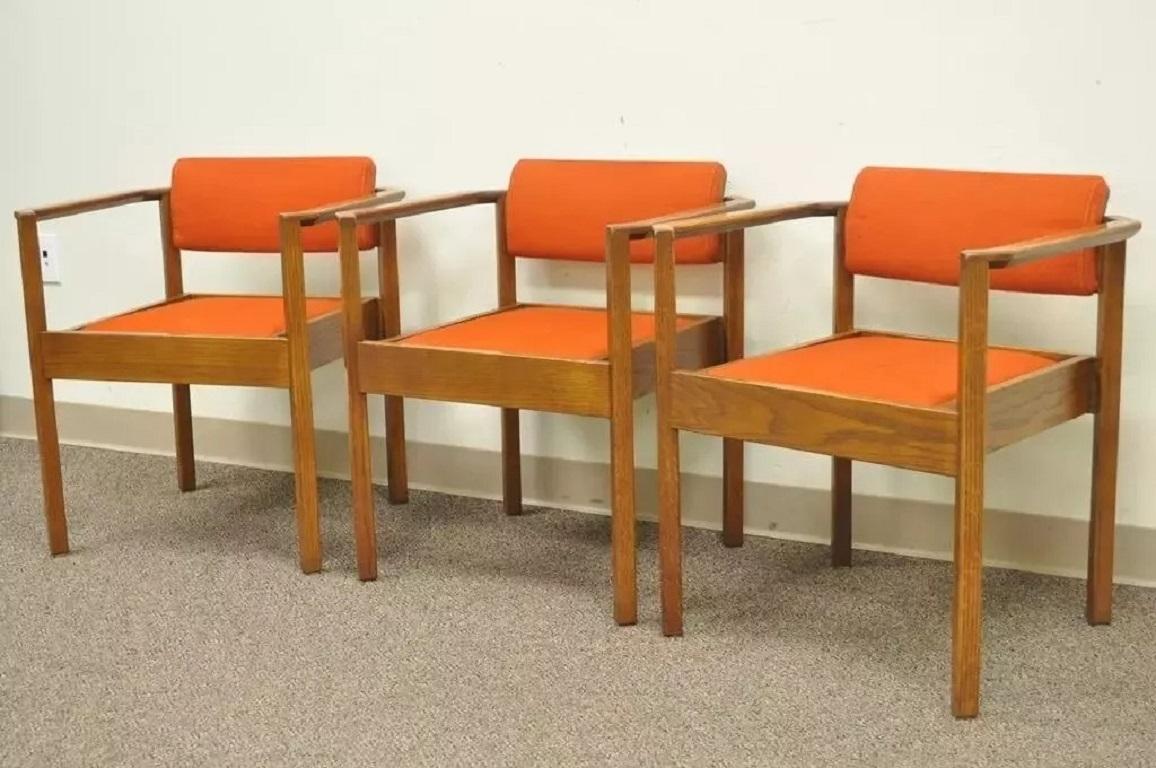 Vintage Kimball Mid Century Modern Oak Stacking Dining Arm Chairs - Satz von 3 (Moderne der Mitte des Jahrhunderts) im Angebot