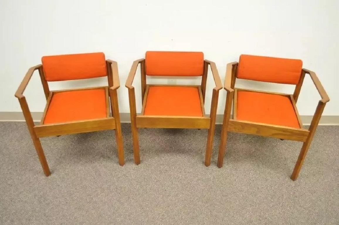 Vintage Kimball Mid Century Modern Oak Stacking Dining Arm Chairs - Satz von 3 (Unbekannt) im Angebot