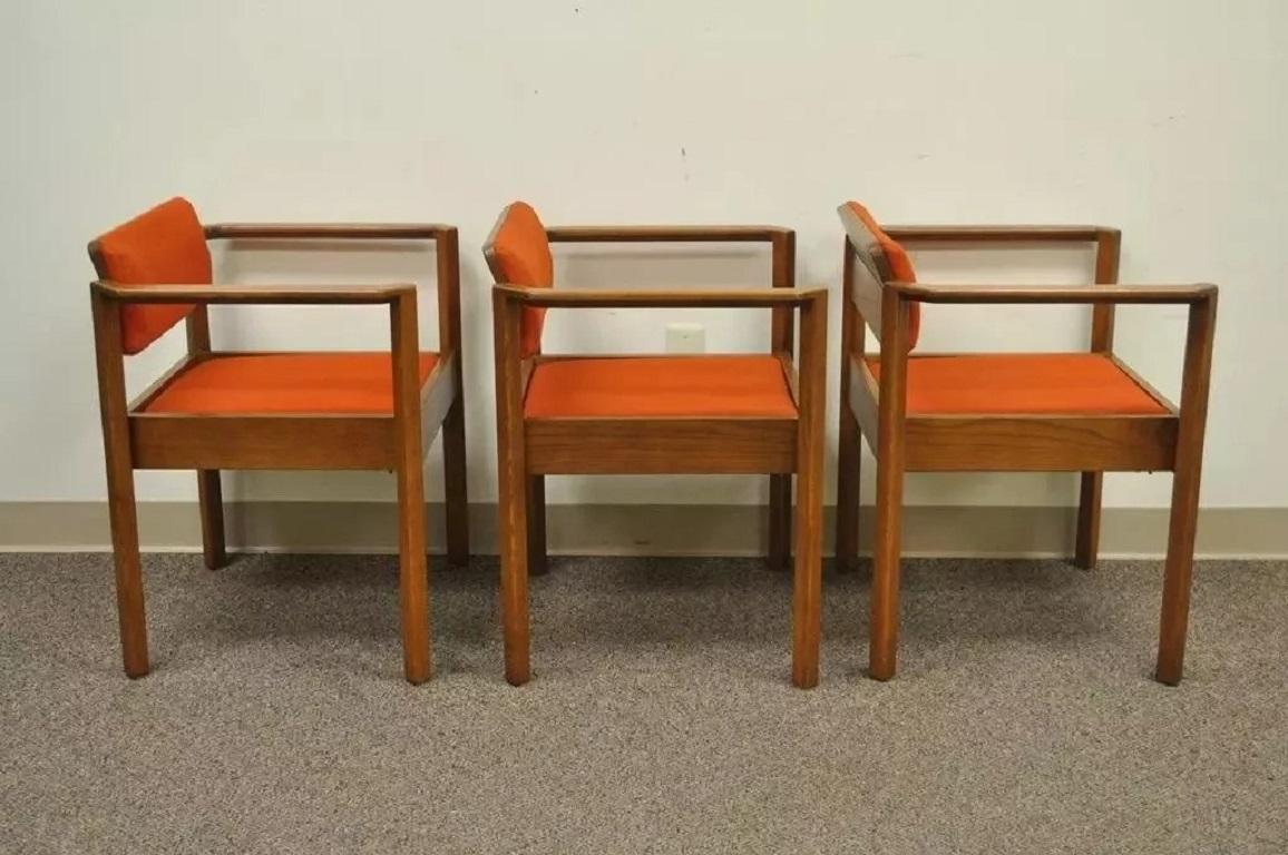 Vintage Kimball Mid Century Modern Oak Stacking Dining Arm Chairs - Satz von 3 im Zustand „Gut“ im Angebot in Philadelphia, PA