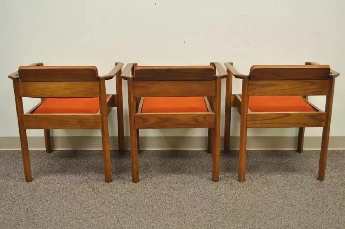 Vintage Kimball Mid Century Modern Oak Stacking Dining Arm Chairs - Satz von 3 (20. Jahrhundert) im Angebot