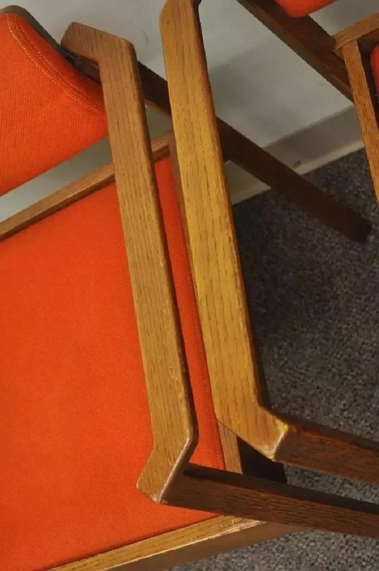 Vintage Kimball Mid Century Modern Oak Stacking Dining Arm Chairs - Satz von 3 (Eichenholz) im Angebot