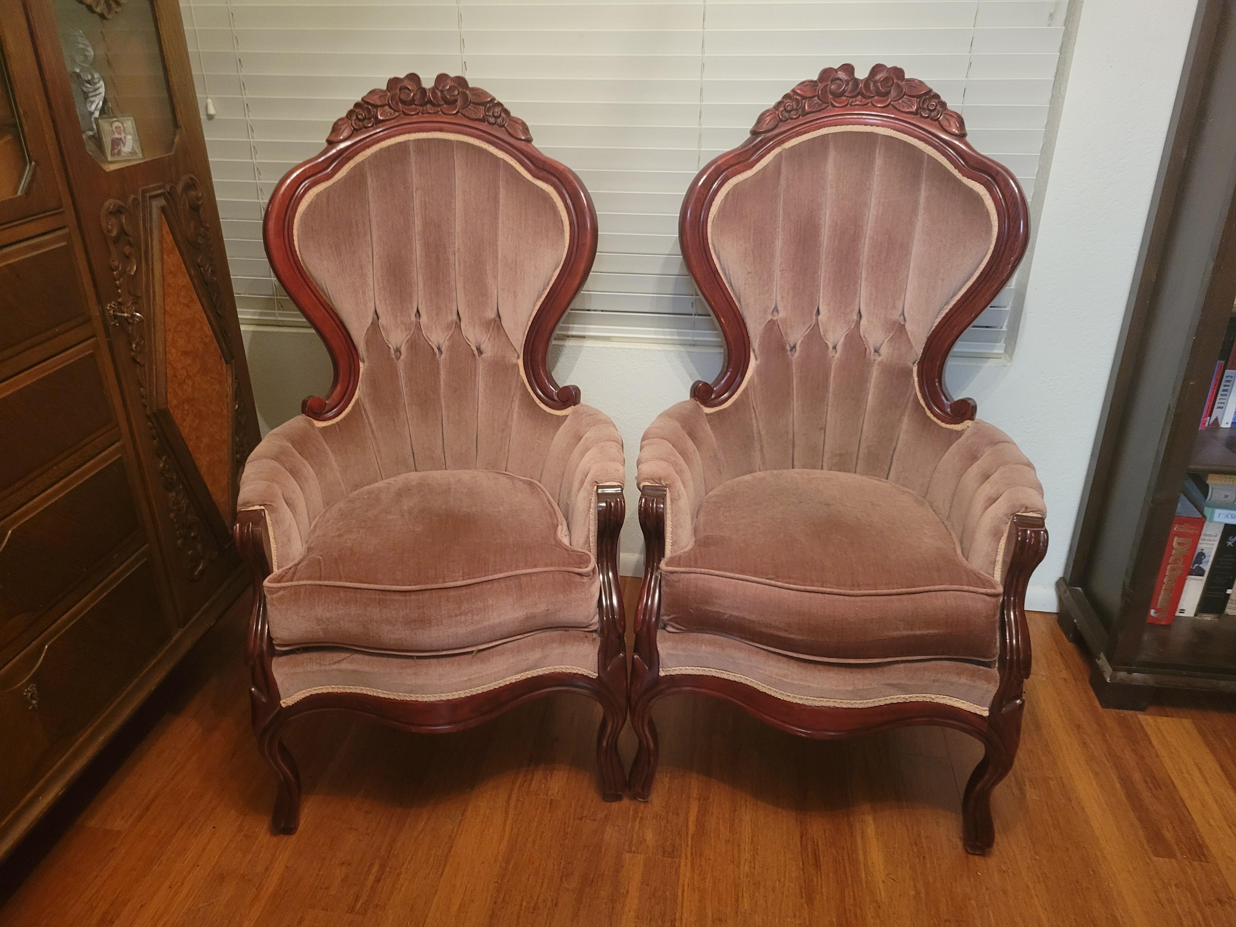 A set of (2) elegant Kimball Reproductions King and Queen armhairs in Victorian styel. The armchairs are very sturdy. The upholstery is clean and has no damages.
The Queen chair is 46.5