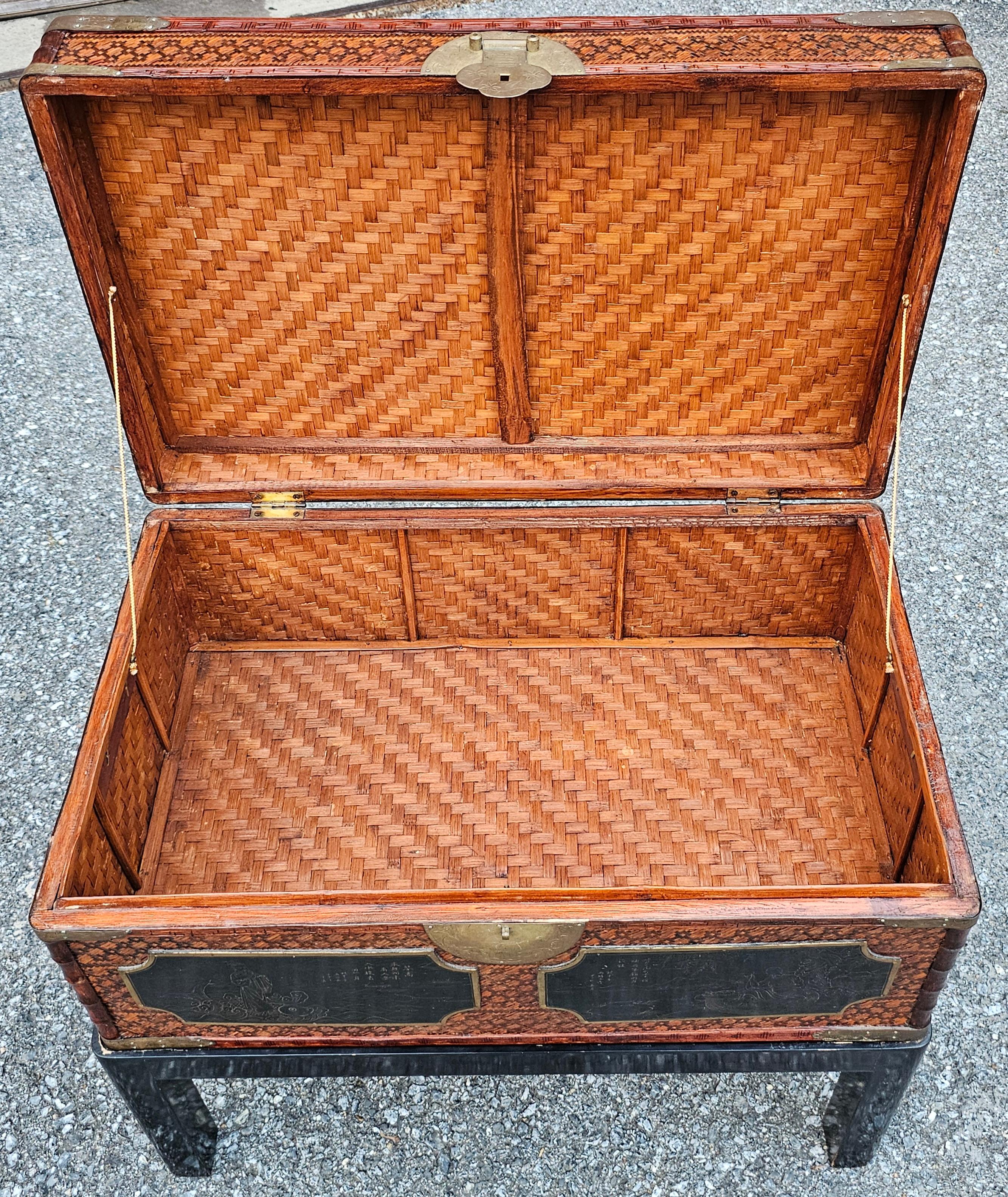 Legno massiccio Cassapanca per kimono d'epoca, giapponese, in canna intrecciata, baule in lino di Campaigner su supporto in vendita