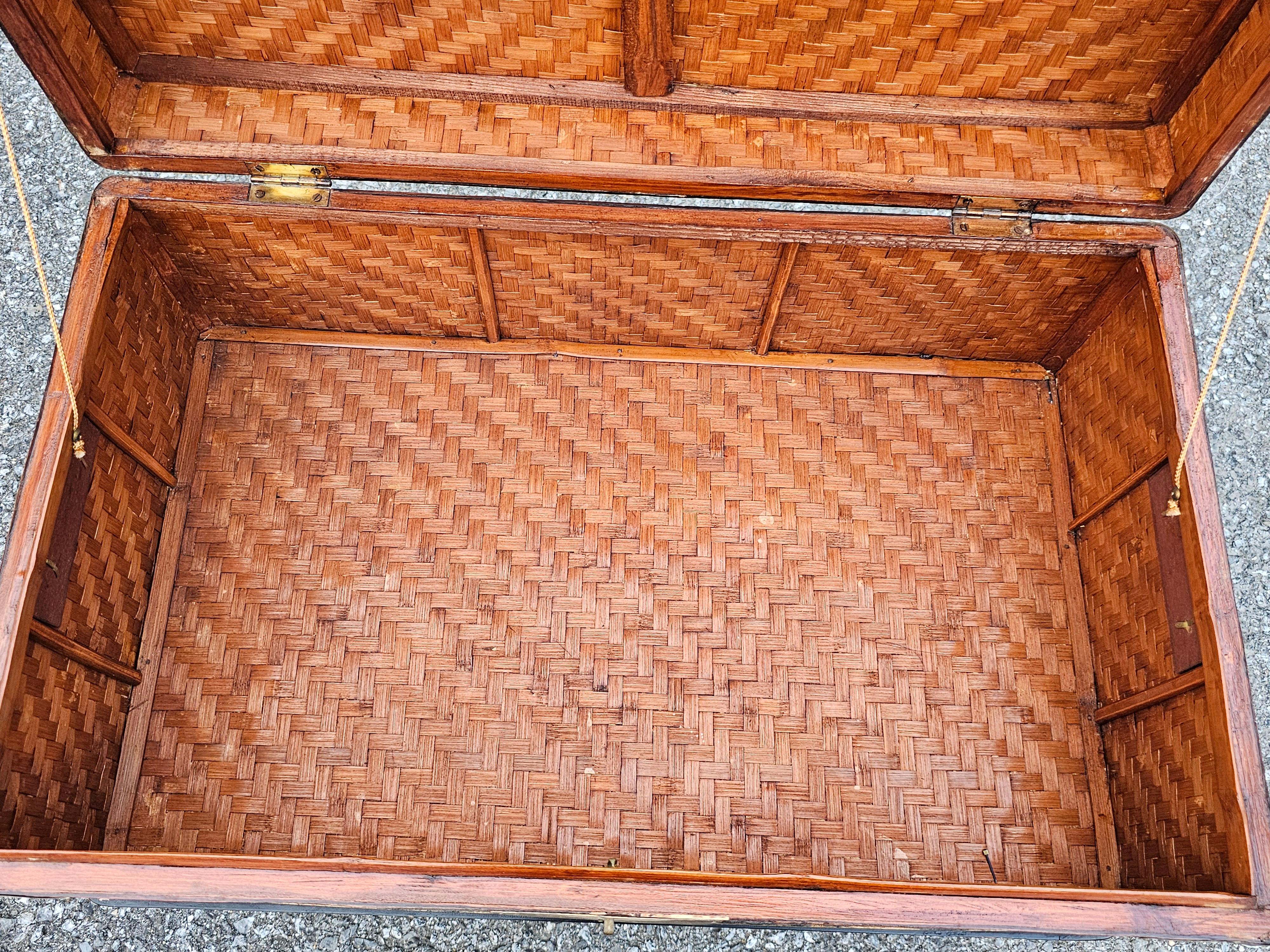 Cassapanca per kimono d'epoca, giapponese, in canna intrecciata, baule in lino di Campaigner su supporto in vendita 1